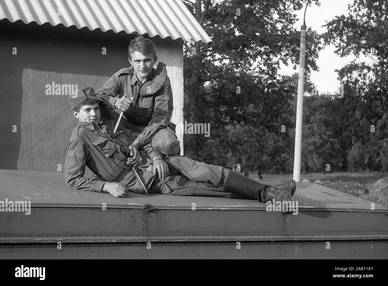 STUPINO, RÉGION DE MOSCOU, RUSSIE - VERS 1992 : photo mise en scène. La lutte de deux soldats de l'armée russe. Noir et blanc. Numérisation de film. Gros grain. Banque D'Images