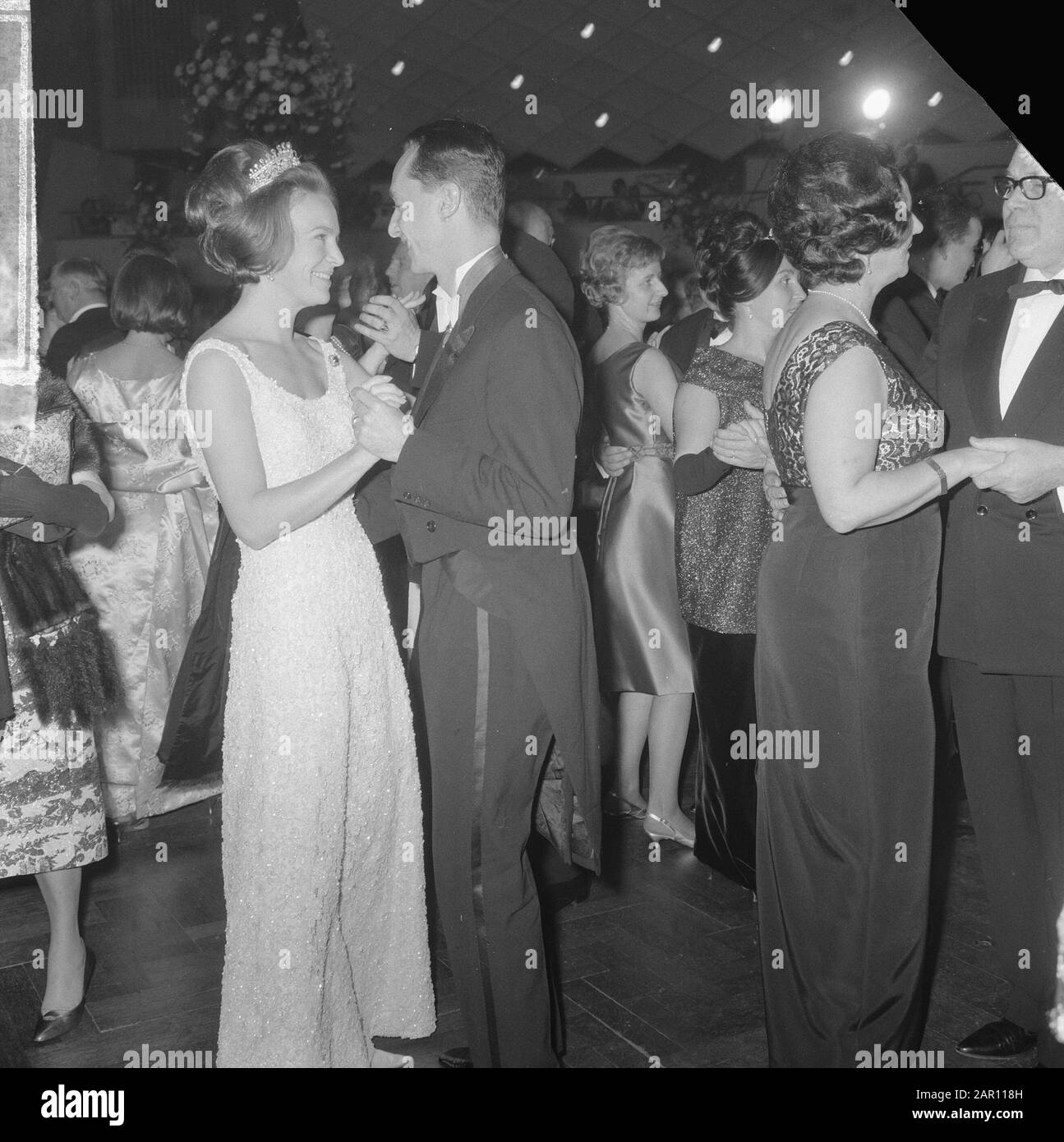 Boule de presse de journalistes allemands à Bonn, invités d'honneur Princesse Irene et Prince Charles Date : 6 novembre 1964 lieu : Bonn mots clés : JOURNALISS Nom personnel : Charles, Prince de Galles, Irene princesse Banque D'Images