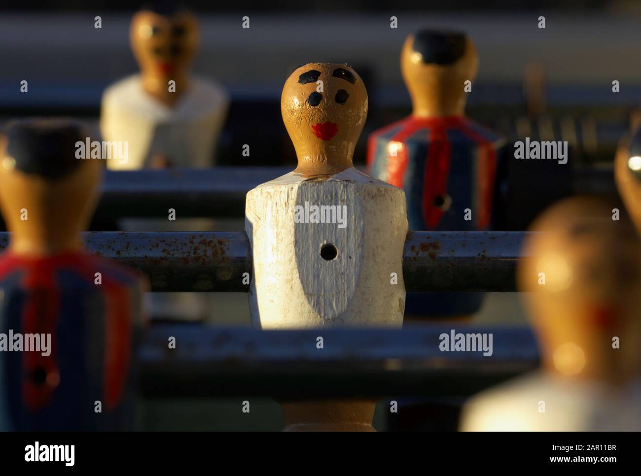 les joueurs ont exagéré le visage sur une table de fussball représentant le real madrid et barcelone en espagne Banque D'Images