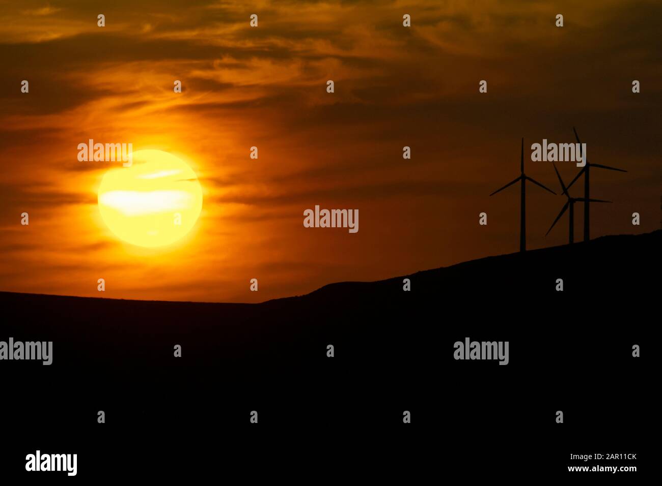 coucher de soleil sur les montagnes avec des éoliennes dans le comté de donegal irlande éco-énergie et concept d'énergies renouvelables Banque D'Images