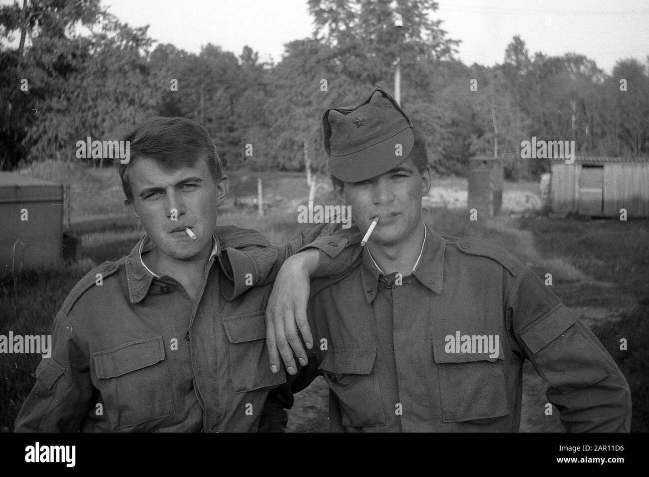 STUPINO, RÉGION DE MOSCOU, RUSSIE - VERS 1992 : portrait de deux soldats de l'armée russe. Noir et blanc. Numérisation de film. Gros grain. Banque D'Images