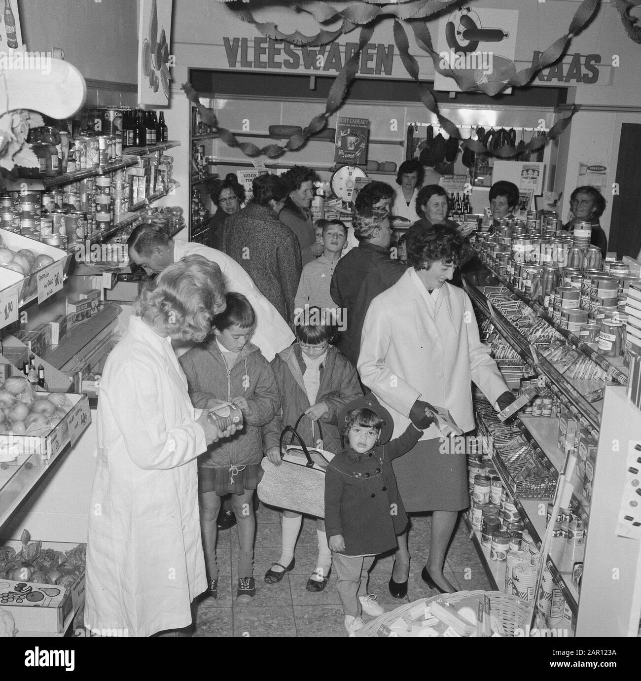 Jan Janssen honoré dans sa ville natale Ossendrecht, Jan Janssen et épouse Date: 23 octobre 1964 lieu: Ossendrecht mots clés: Femme, résidences Nom personnel: Jan Jansen Banque D'Images