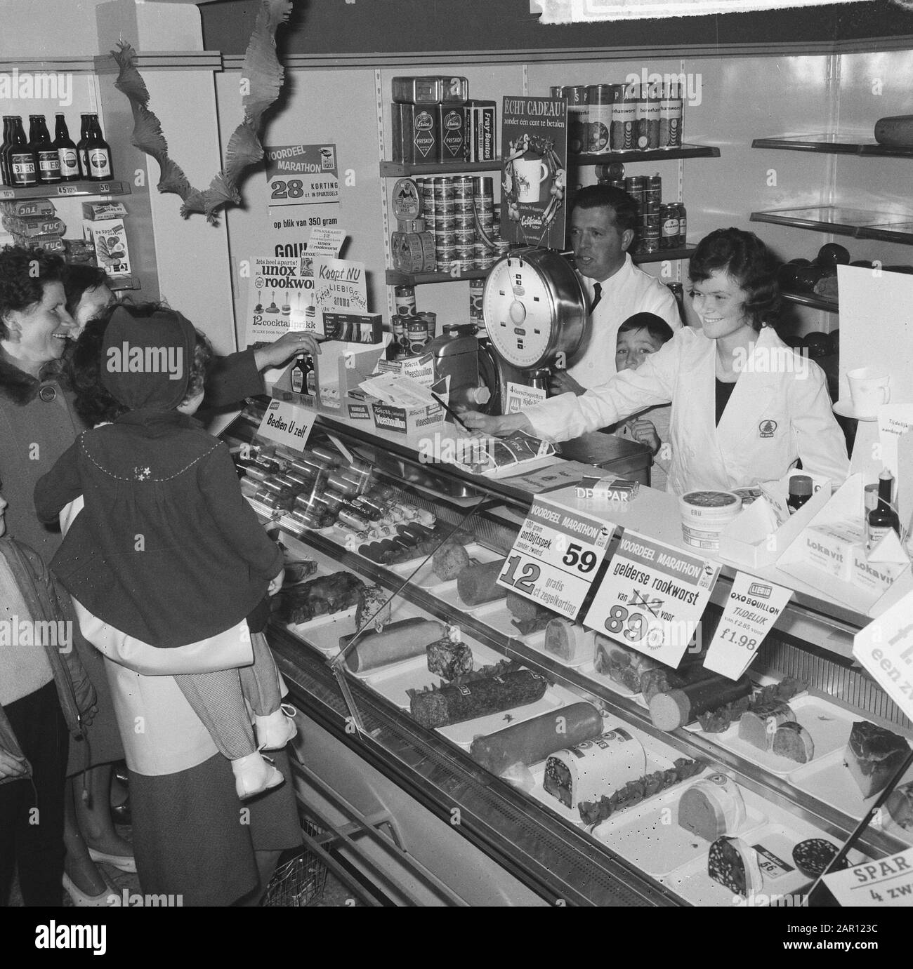 Jan Janssen honoré dans sa ville natale Ossendrecht, au cours de la tournée la famille Janssen nourriture et gâteau a été offert Date: 23 octobre 1964 lieu: Noord-Brabant, Ossendrecht mots clés: Triations, sports, cyclisme Banque D'Images