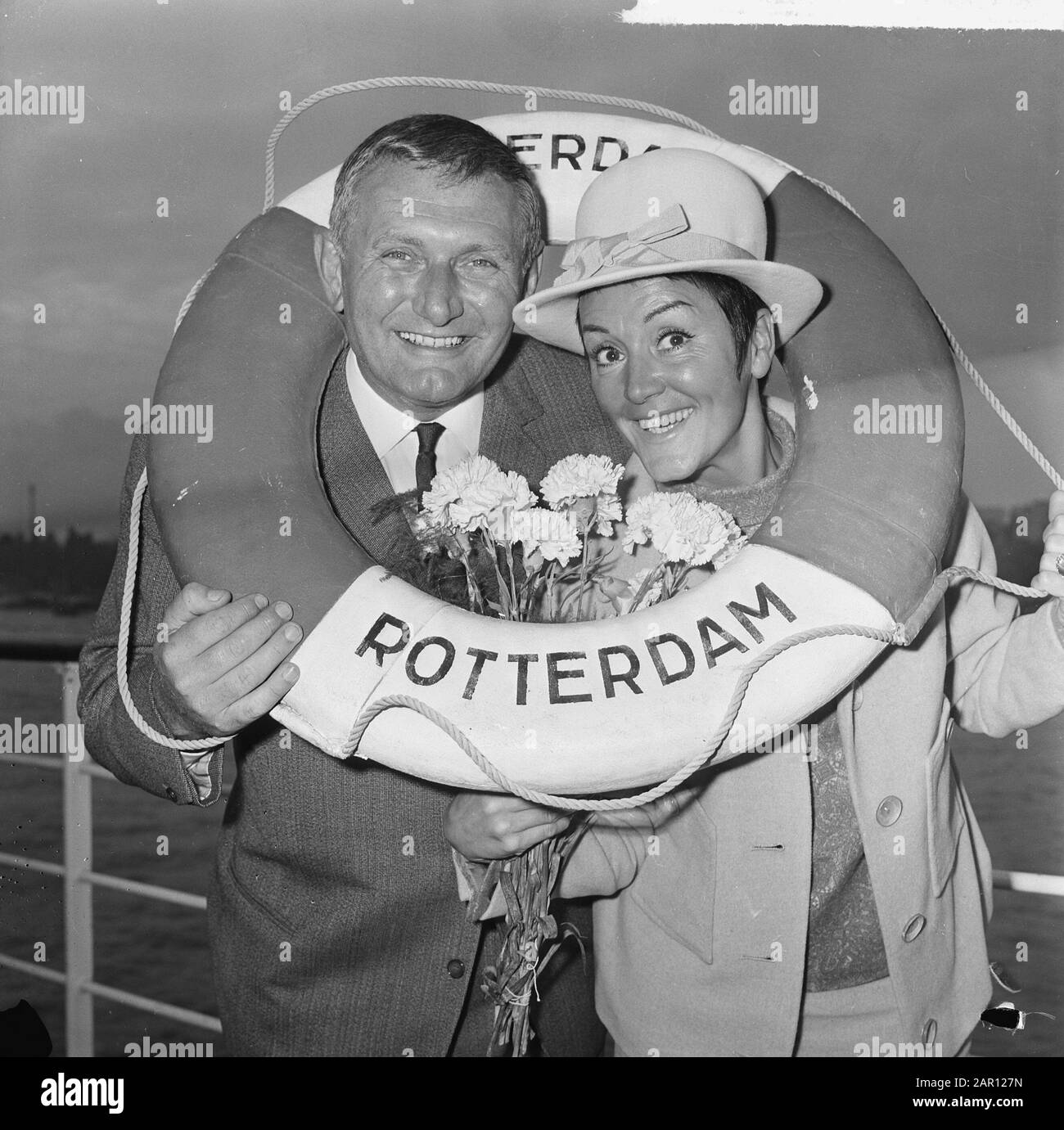 RIKA Jansen et Kees Manders quittèrent Rotterdam pour l'Amérique Date : 26 octobre 1964 lieu : Rotterdam, Zuid-Holland Banque D'Images