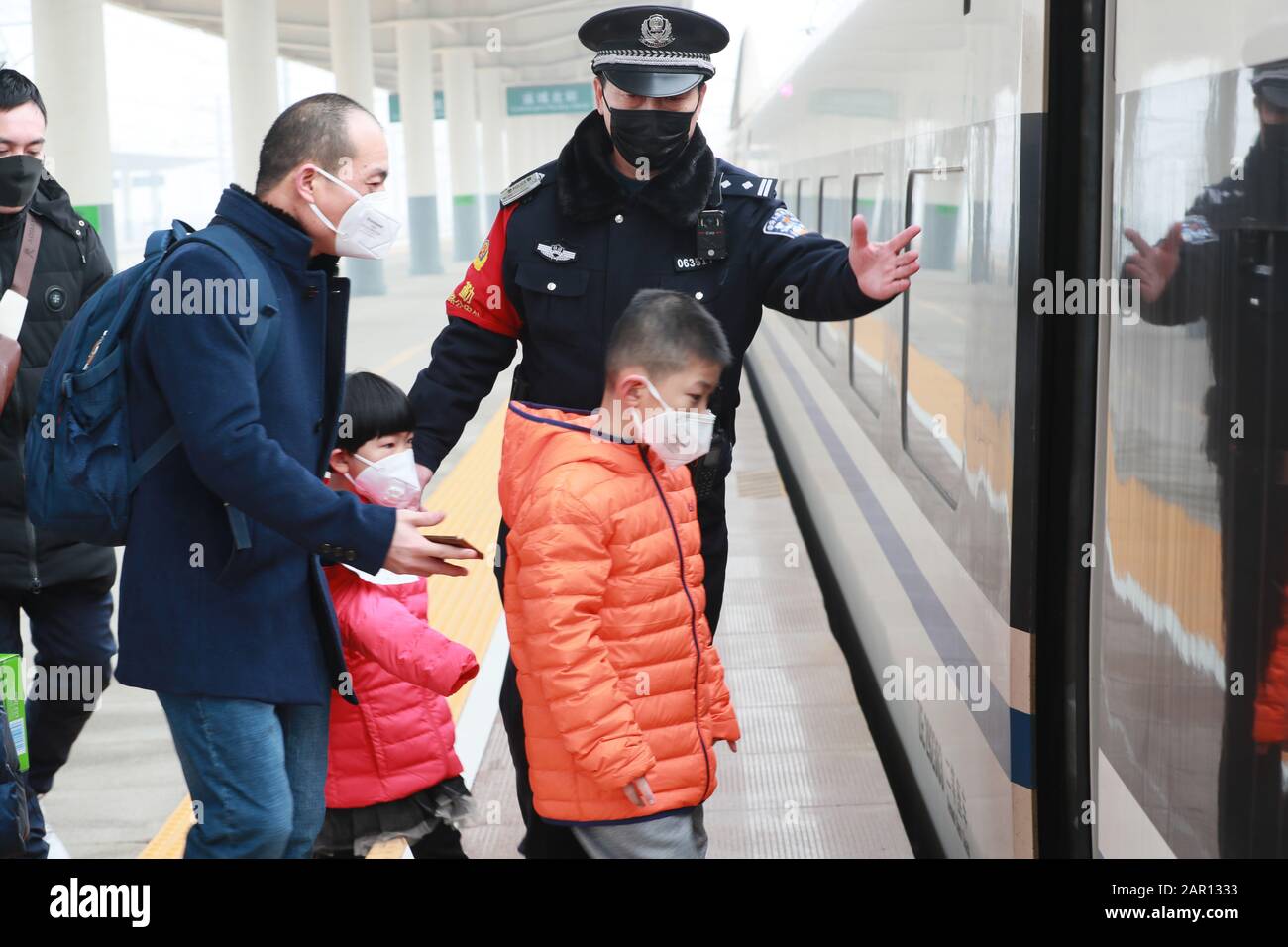 Yuncheng. 25 janvier 2020. Une police ferroviaire guide les passagers de la gare du Nord Yuncheng dans la province de Shanxi, dans le nord de la Chine, le 25 janvier 2020. Le premier jour de la nouvelle année lunaire chinoise, beaucoup de gens ont choisi de remplir leur devoir sur leurs postes. Crédit: Bao Dongsheng/Xinhua/Alay Live News Banque D'Images