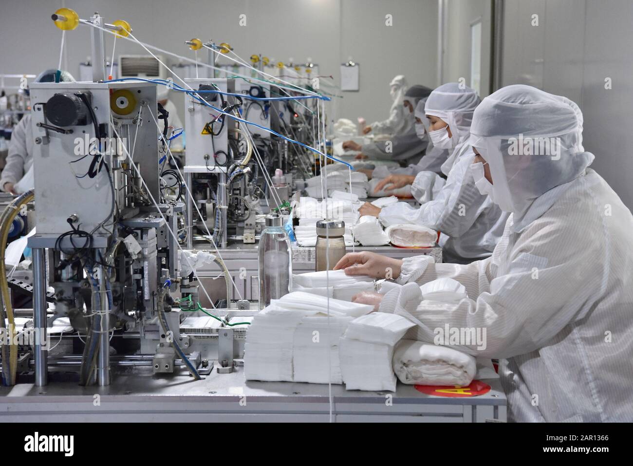 (200125) -- ZHANGZHOU, 25 janvier 2020 (Xinhua) -- les travailleurs fabriquent des masques dans une usine de fabrication de masques du comté de Zhangpu, dans le sud-est de la province de Fujian en Chine. Le premier jour de la nouvelle année lunaire chinoise, beaucoup de gens ont choisi de remplir leur devoir sur leurs postes. (Photo De Lin Duhong/Xinhua) Banque D'Images