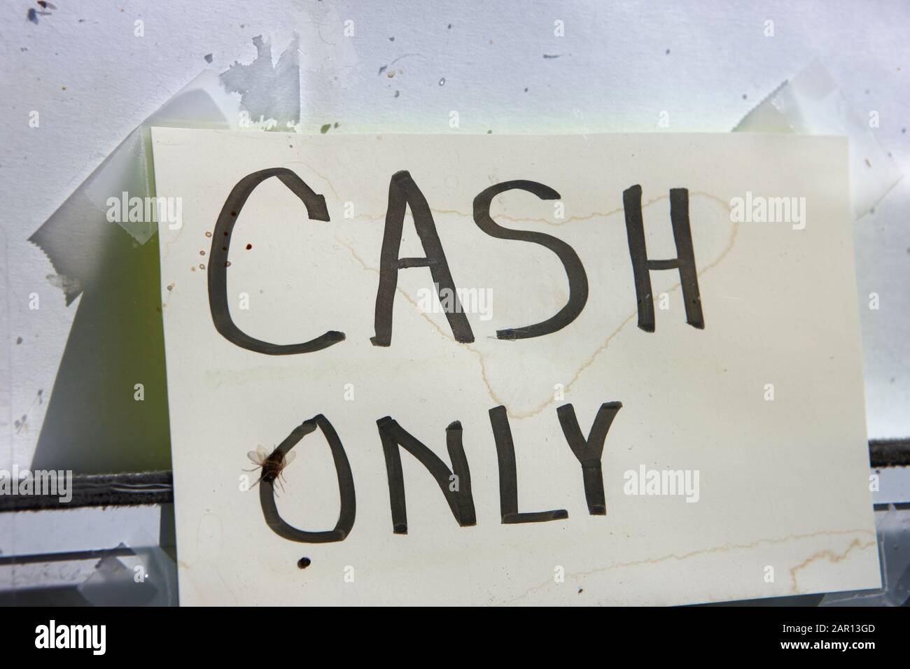 les vieux fonds pleurés seulement signer dans la fenêtre d'un magasin rural Banque D'Images