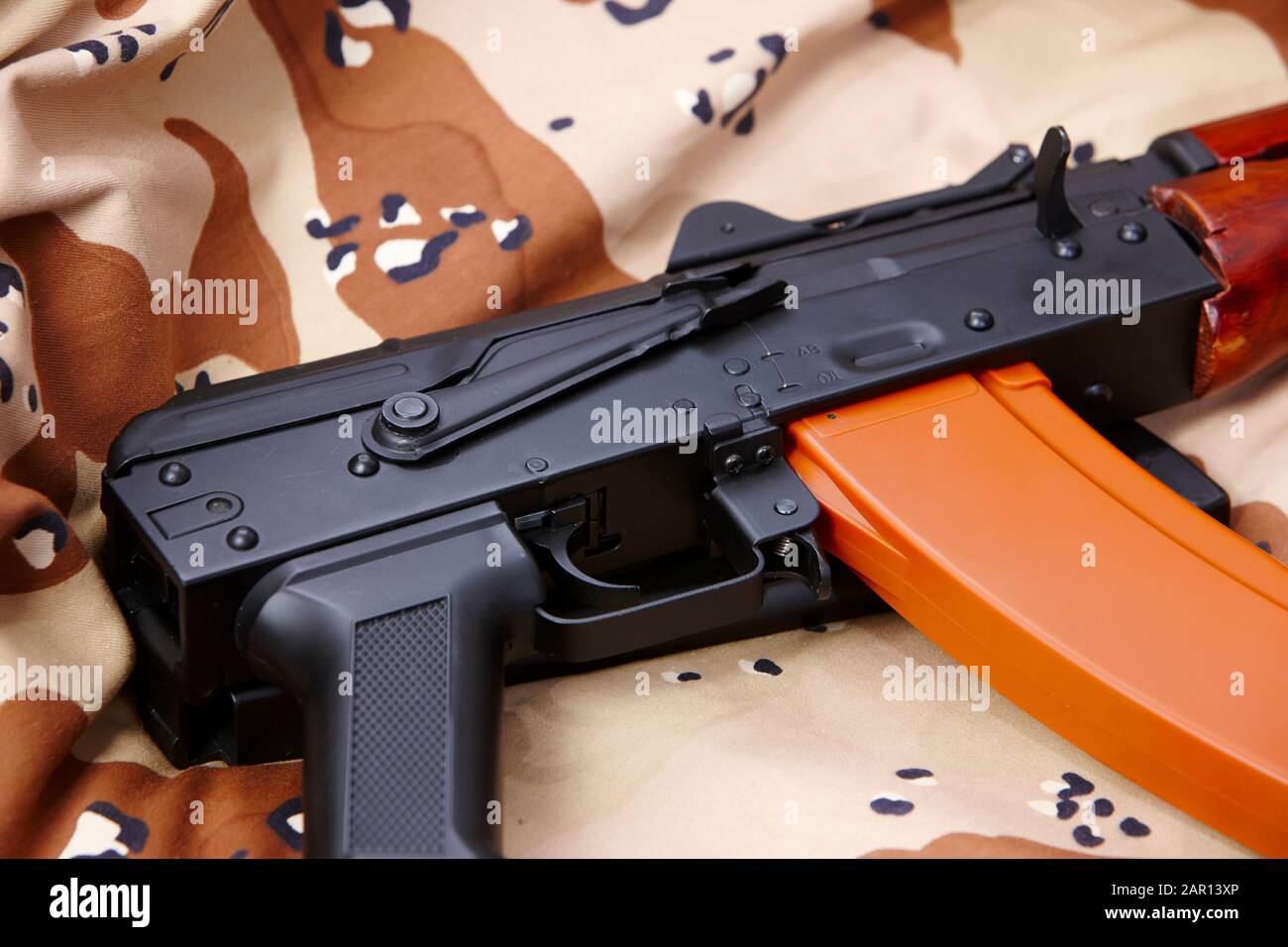 ak-47 u sur l'ancien uniforme de combat du désert de guerre du golfe persique Banque D'Images