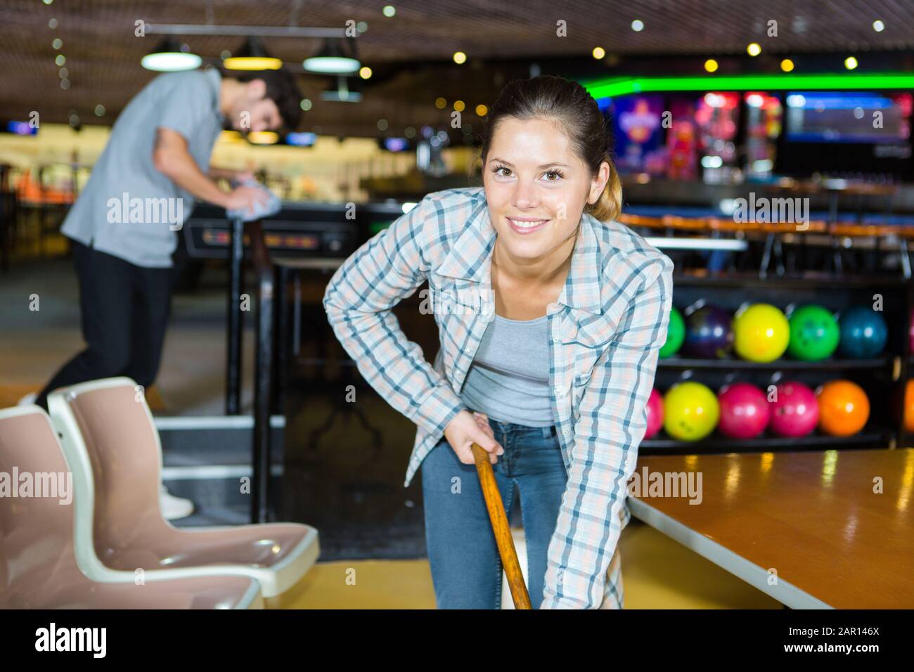 portrait de femmes qui nettoyent des tables dans un bowling Banque D'Images