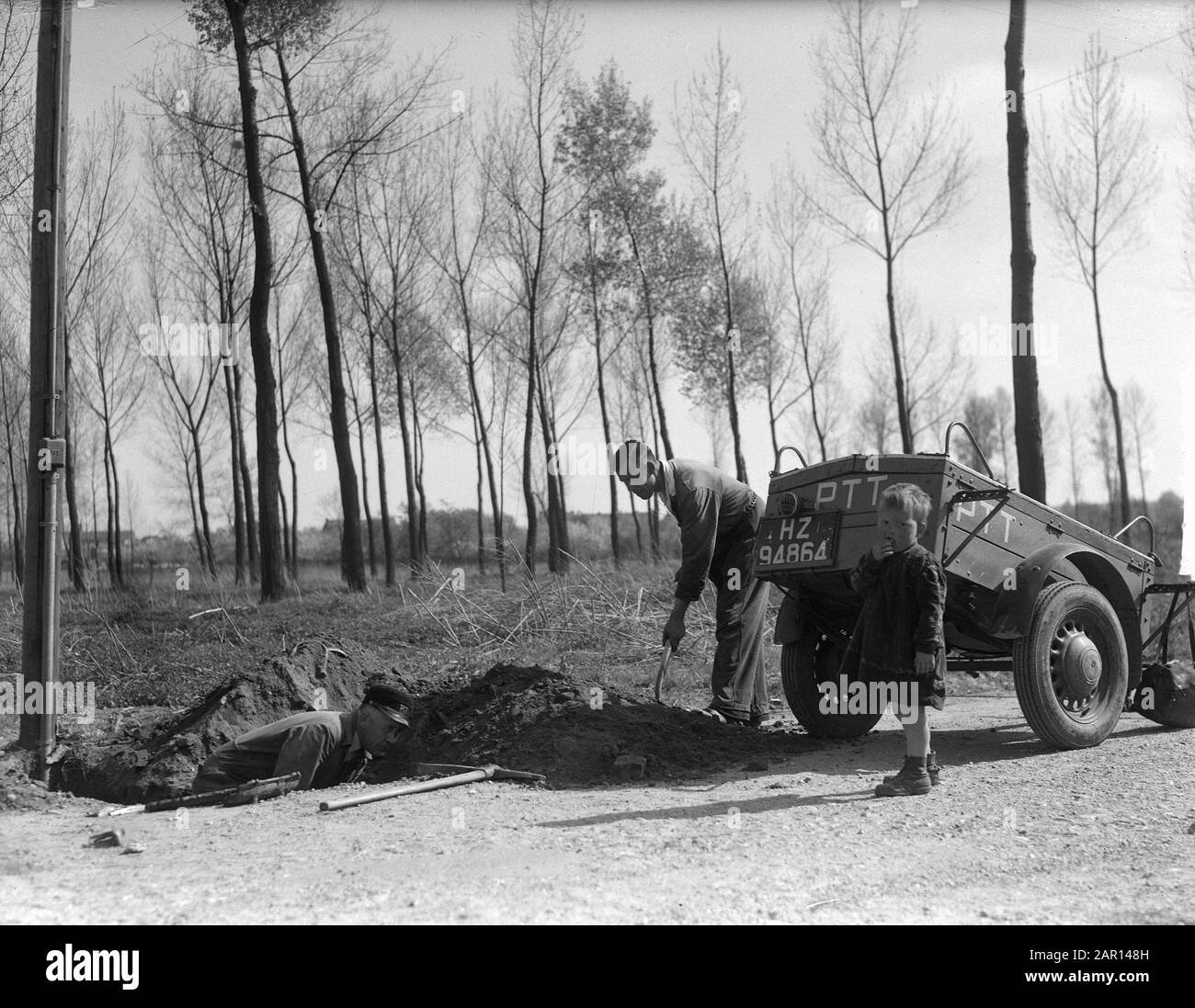 Correction des frontières à Litouw (Tudderen) nouveaux câbles téléphoniques Date : 21 avril 1949 lieu : Allemagne, Tüdderen mots clés : corrections aux frontières, CÂBLES TÉLÉPHONIQUES Banque D'Images