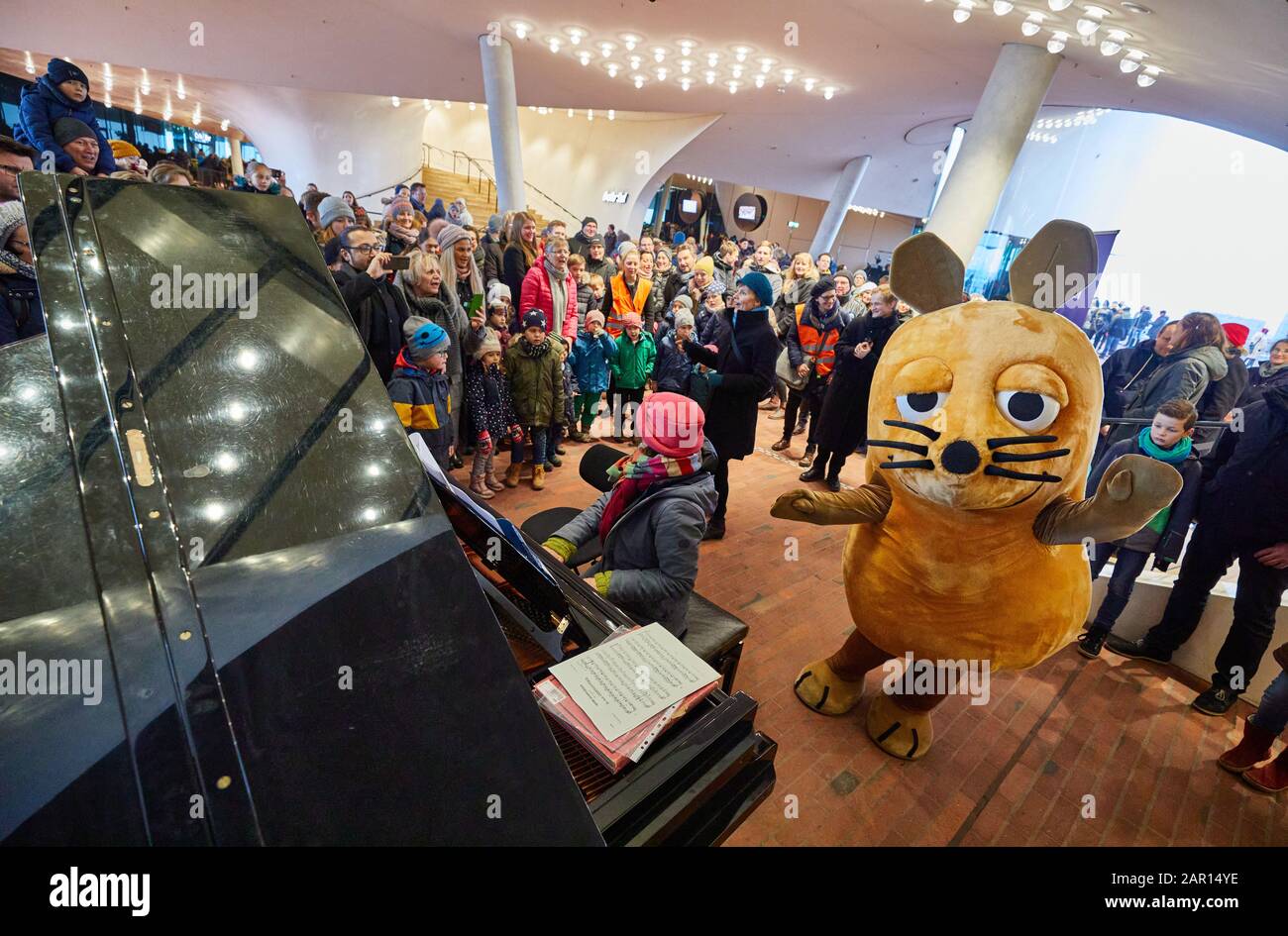 Hambourg, Allemagne. 25 janvier 2020. Le 'souris', Ulrike payeur (l), le piano et les visiteurs participent à une séance photo pendant la semaine ARD de la musique avec la 'souris' à l''expérience Beethoven' sur la place de l'Elbphilonie. Crédit: Georg Wendt/Dpa/Alay Live News Banque D'Images