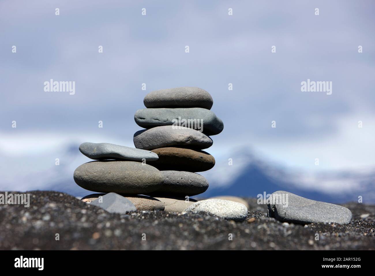 pile de pierre cairn faite par les touristes sur la plage noire de jokulsarlon au sud de l'islande Banque D'Images