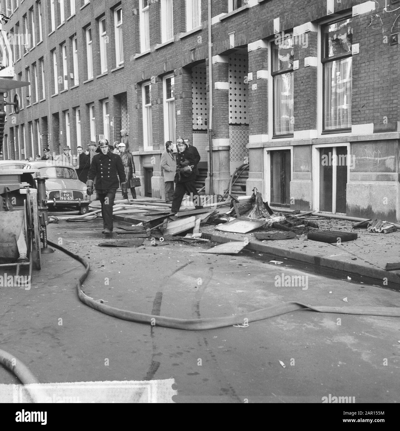 La bouteille de gaz explose à Jan van de Heydenstraat, aperçu Date: 3 mars 1965 mots clés: Explosions Nom personnel: Jan van de Heydenstraat Banque D'Images
