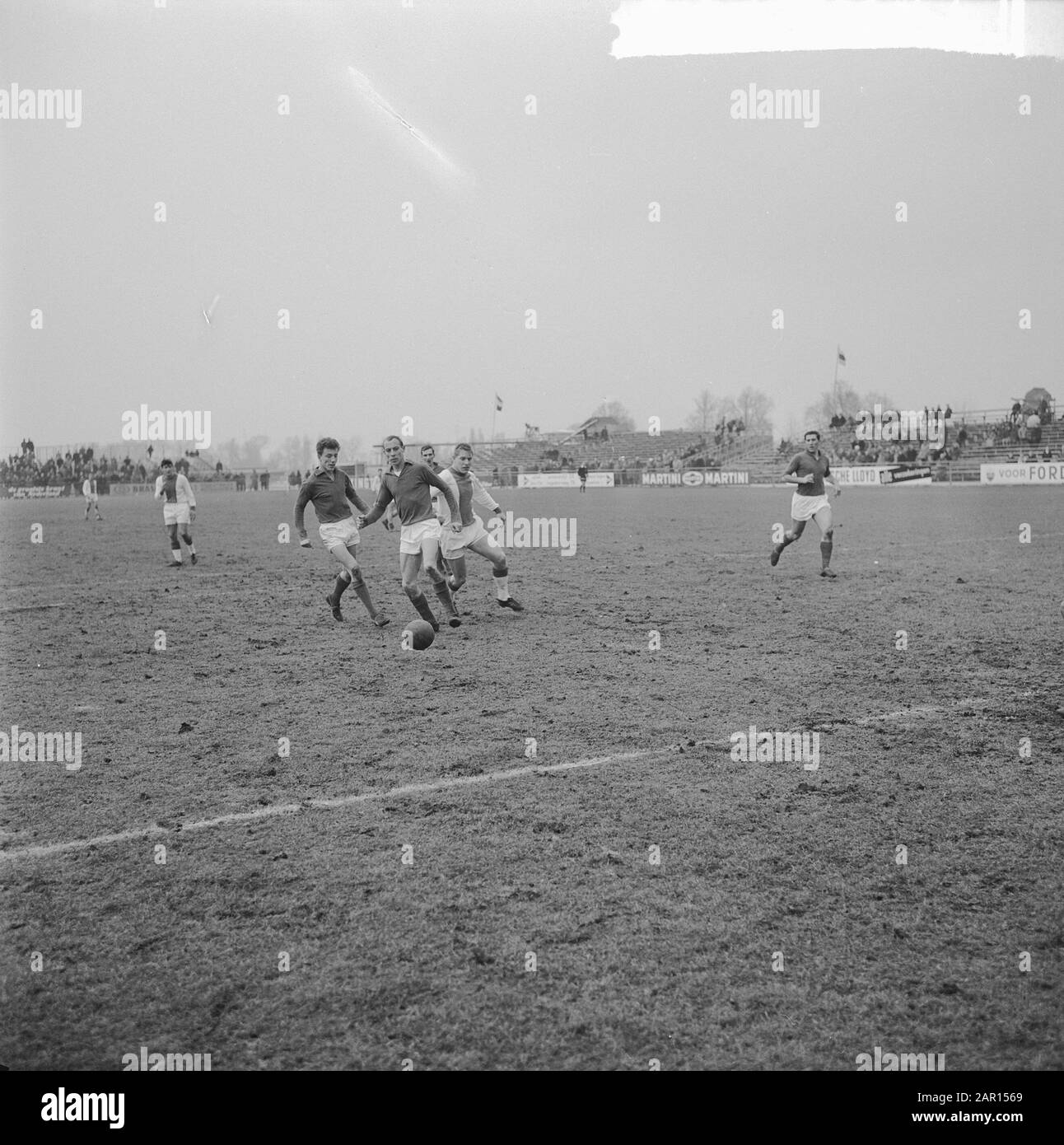 Volewijckers contre Ajax 4-4, jeu moment Annotation: Match bénéfice pour survivants défunte ex-entraîneur de la Volewijckers Daan de Jong Date: 28 février 1965 lieu: Amsterdam mots clés: Sport, football Nom de l'institution: Volewijckers Banque D'Images