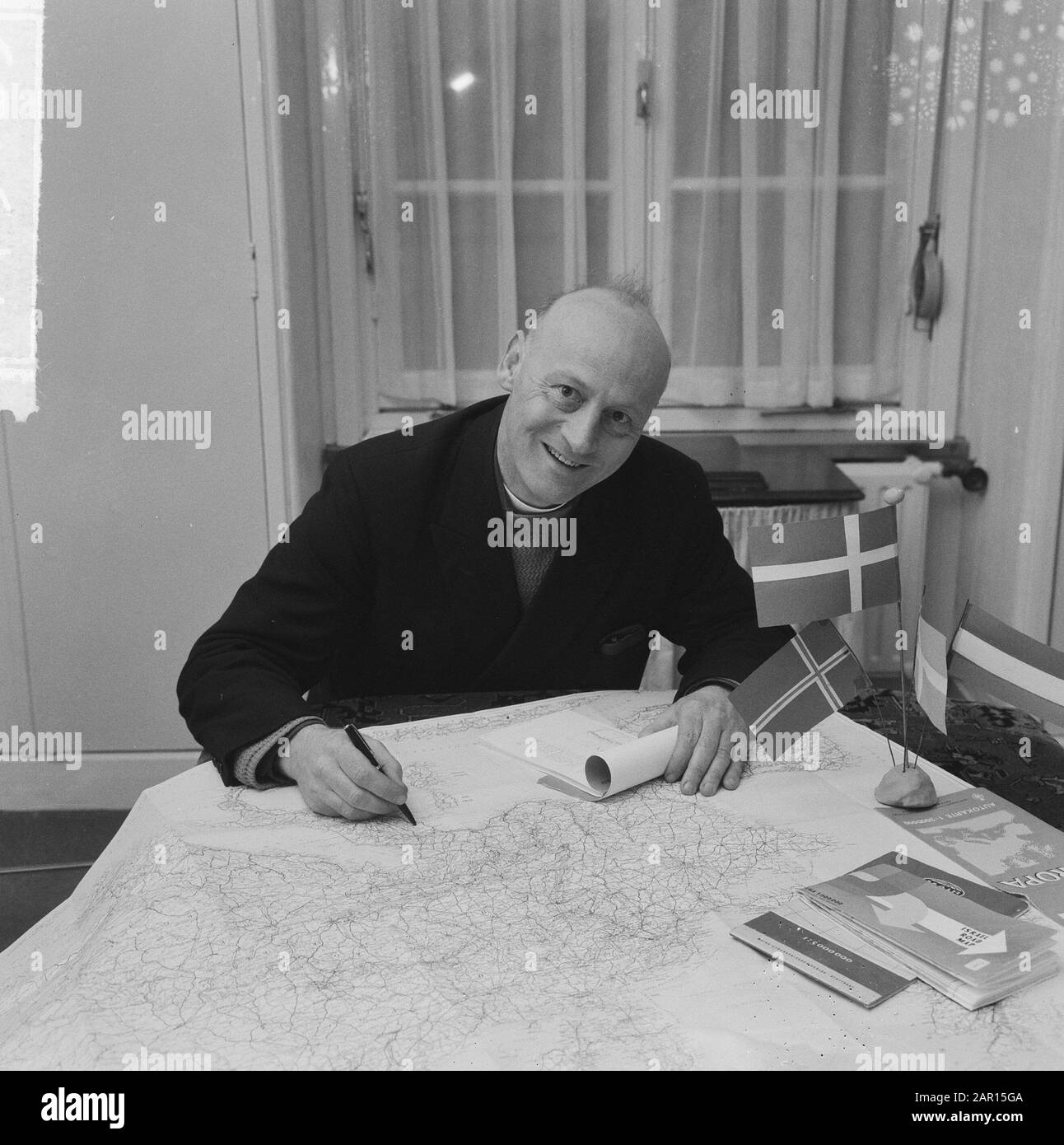 Père H. Wartenberg en vélo à Israël, ici ci-dessus carte courbe Date: 8 mars 1965 mots clés: Pères Nom personnel: H. Wartenberg Banque D'Images