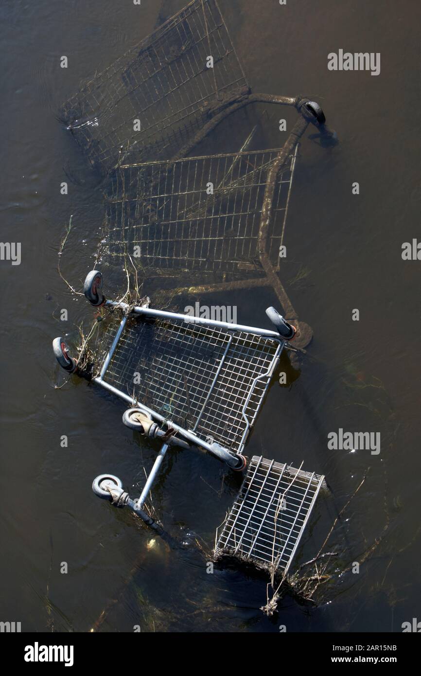 chariots de magasins de supermarchés charrettes partiellement immergées dans une rivière au royaume-uni Banque D'Images