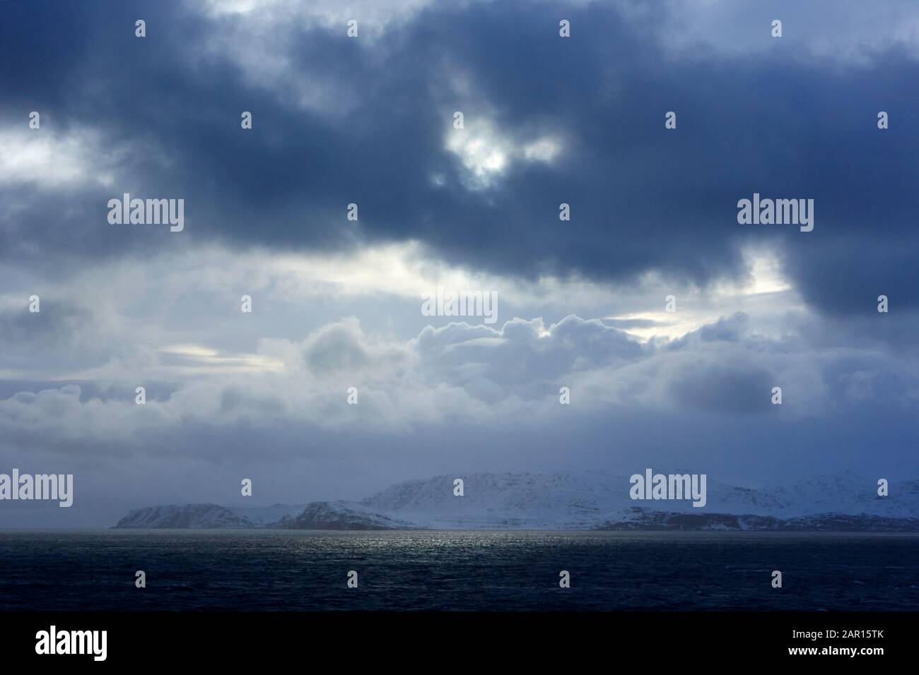 faites une pause dans les nuages au-dessus de la neige couverte de l'arctique norvégien littoral finnmark norway Banque D'Images