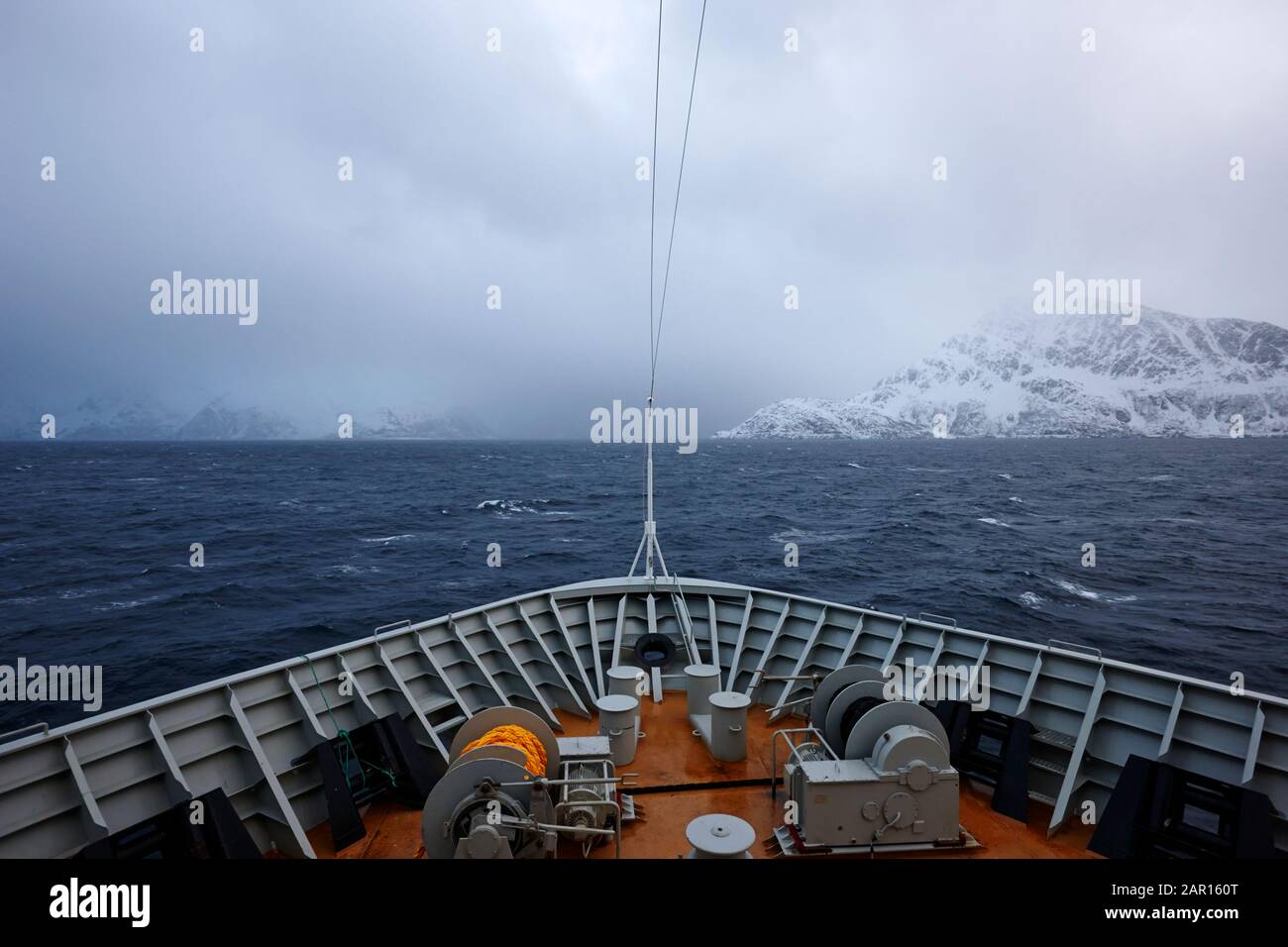 voile dans un climat hivernal difficile à travers les fjords norvégiens finnmark nord de la norvège Banque D'Images