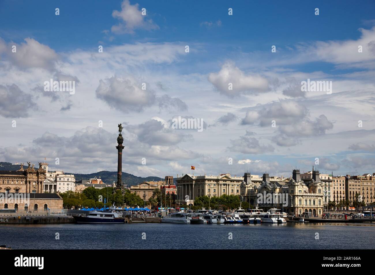 Port vell vieux port de Barcelone avec le monument columbus et vieux bâtiment de douane sur la droite Catalogne Espagne Banque D'Images