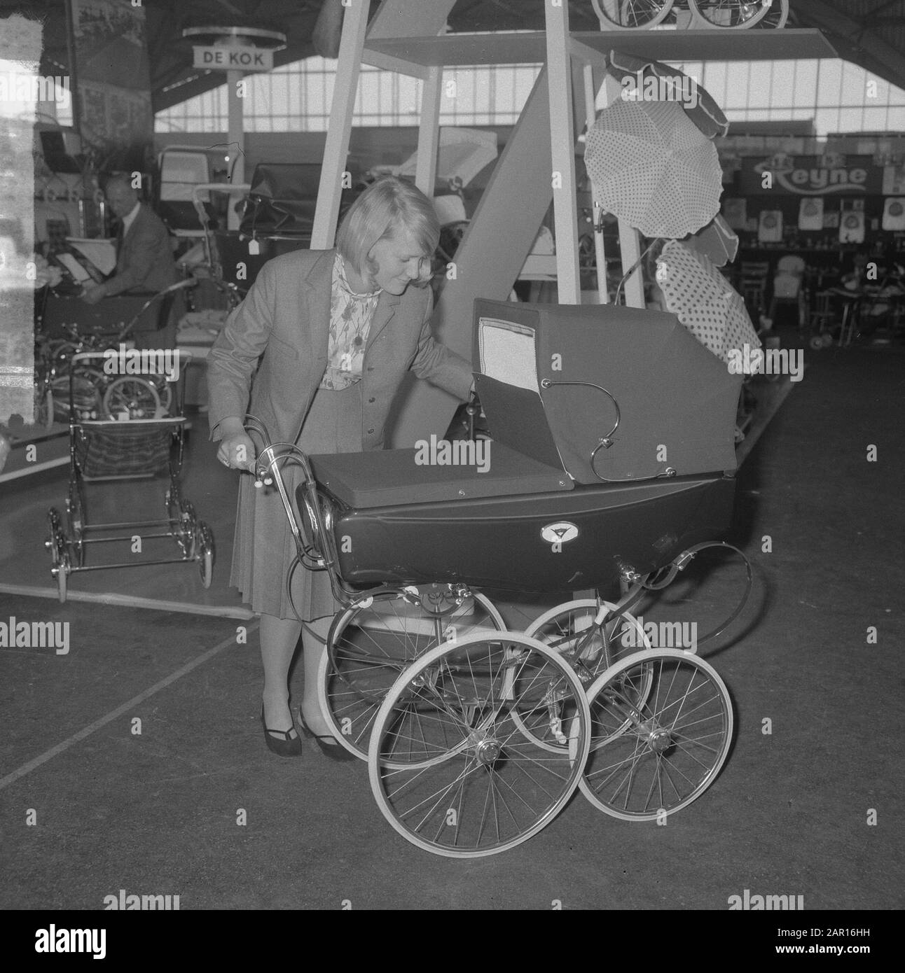 Salon international de la chaussure à Utrecht, le plus cher (F. 500, —) Date: 5 avril 1965 lieu: Utrecht mots clés: Pushchairs Banque D'Images