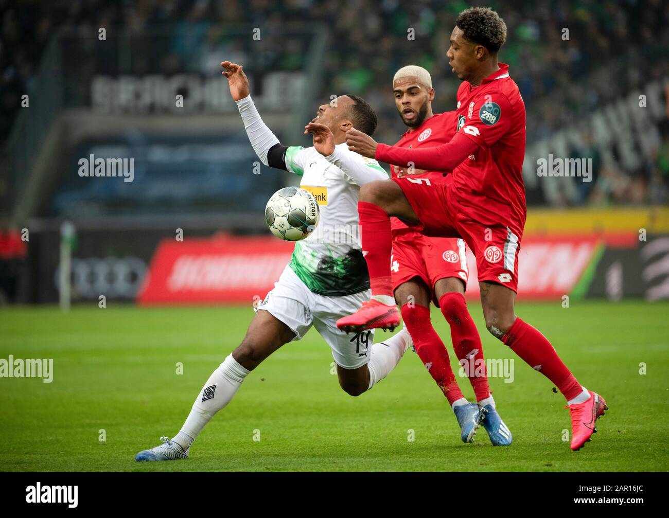 25 Janvier 2020, Rhénanie-Du-Nord-Westphalie, Mönchengladbach: Football: Bundesliga, Borussia Mönchengladbach - Fsv Mainz 05, 19ème Journée D'Allumettes À Borussia-Park. Le Plaidoyer Gladbach Alassane (l) est fouillé par Jean-Paul Boetius (r) de Mayence. Jeremiah St. juste (M) de Mayence est en train de regarder. Photo: Federico Gambarini/dpa - NOTE IMPORTANTE: Conformément à la réglementation de la DFL Deutsche Fußball Liga et du DFB Deutscher Fußball-Bund, il est interdit d'exploiter ou d'exploiter dans le stade et/ou du jeu des photos prises sous forme d'images de séquence et/ou de séries de photos de type vidéo. Crédit : Banque D'Images