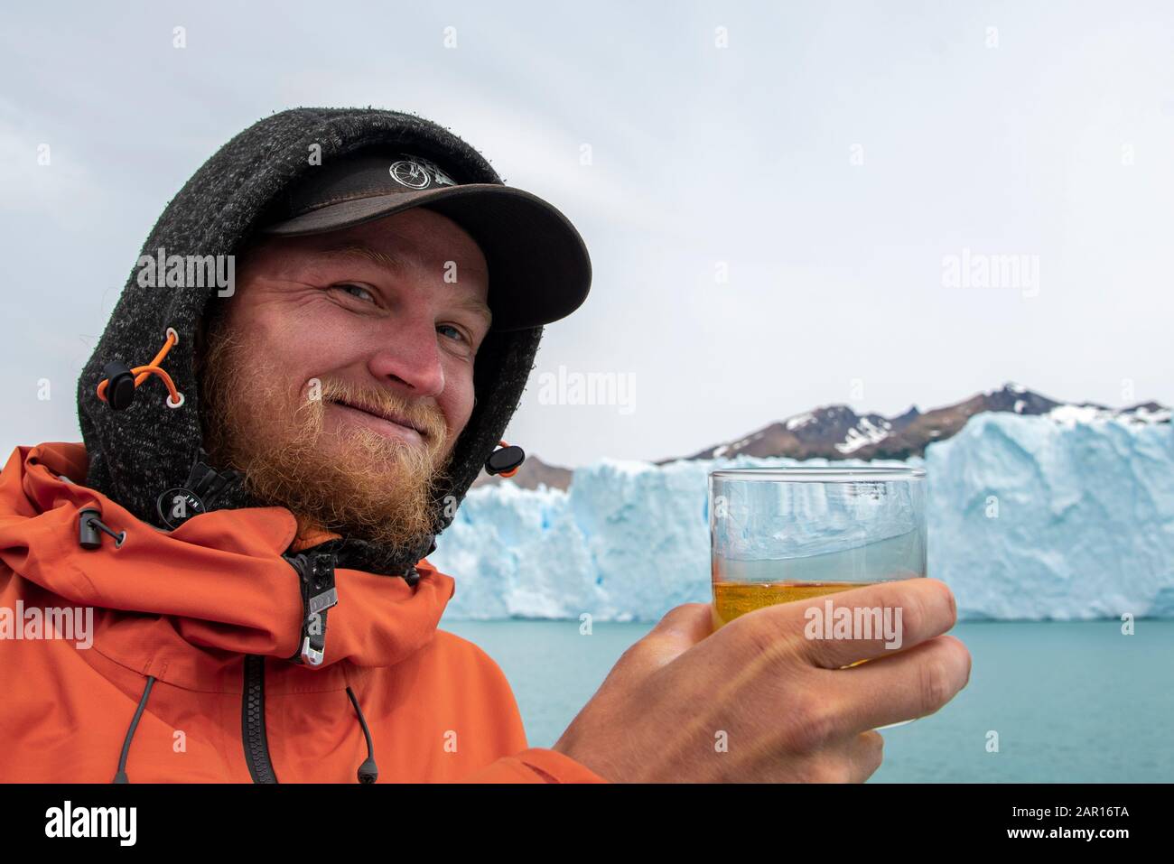 Boire du whisky avec la glace de glacier au glacier Perito Moreno, El Calafate, Argentine Banque D'Images