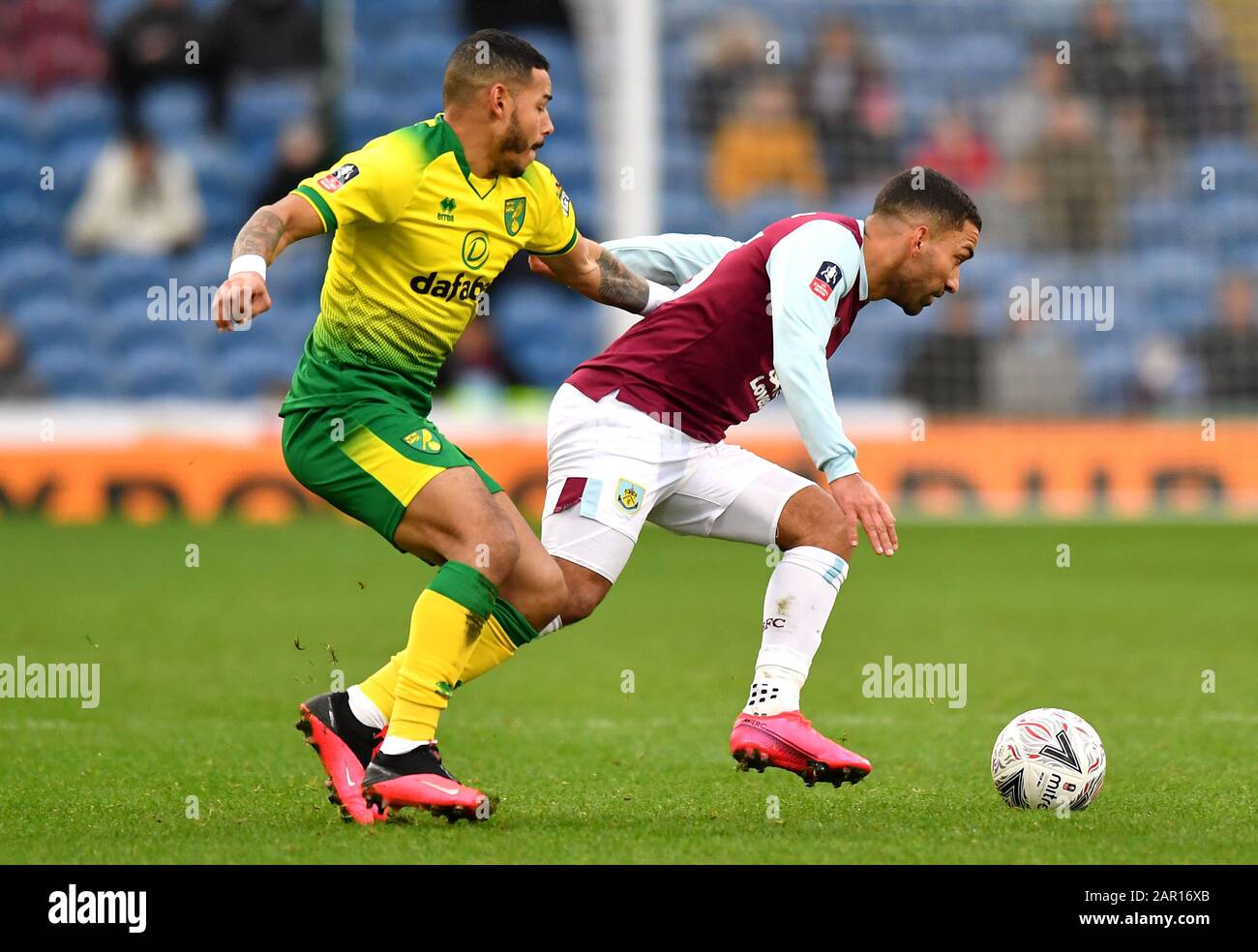 Onel Hernandez de Norwich City (à gauche) et Aaron Lennon de Burnley affrontent le ballon lors du quatrième match de la FA Cup à Turf Moor, Burnley. Banque D'Images