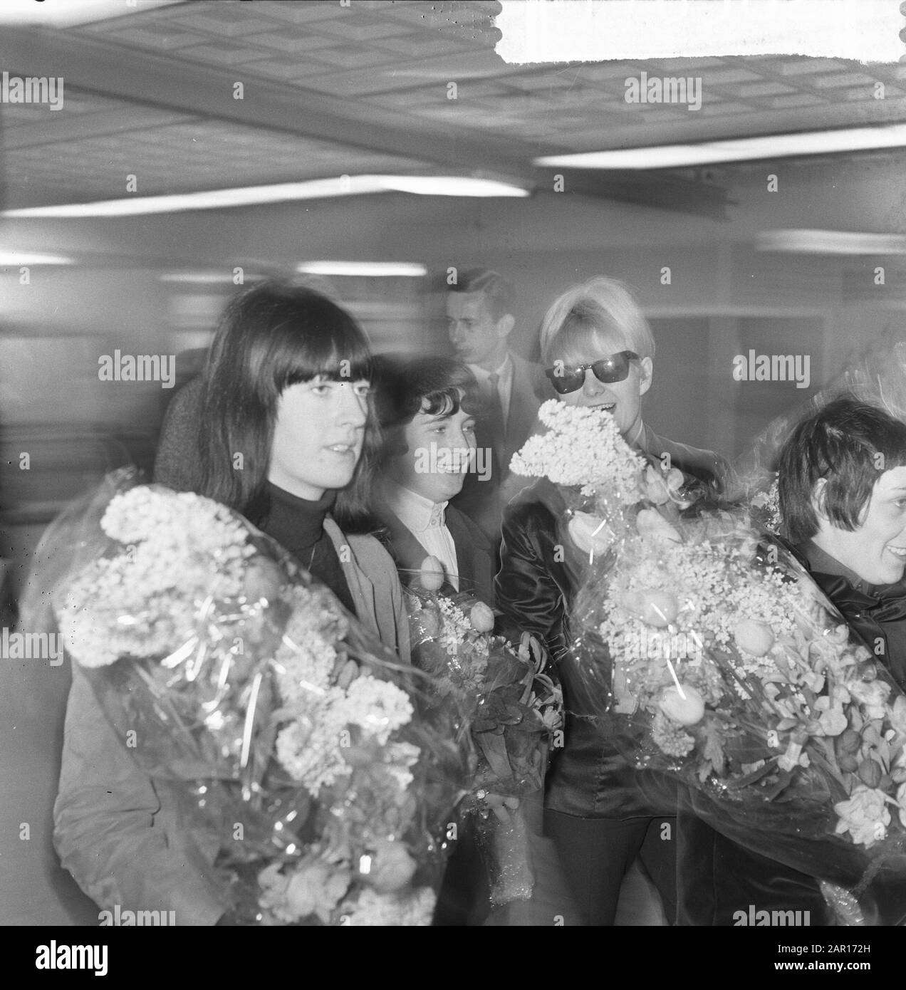 Liverbirds (beatgroep) à l'arrivée à Schiphol Date: 10 avril 1965 lieu: Noord-Holland, Schiphol mots clés: Arrivées, groupes de battements Nom personnel: Liverbirds Banque D'Images