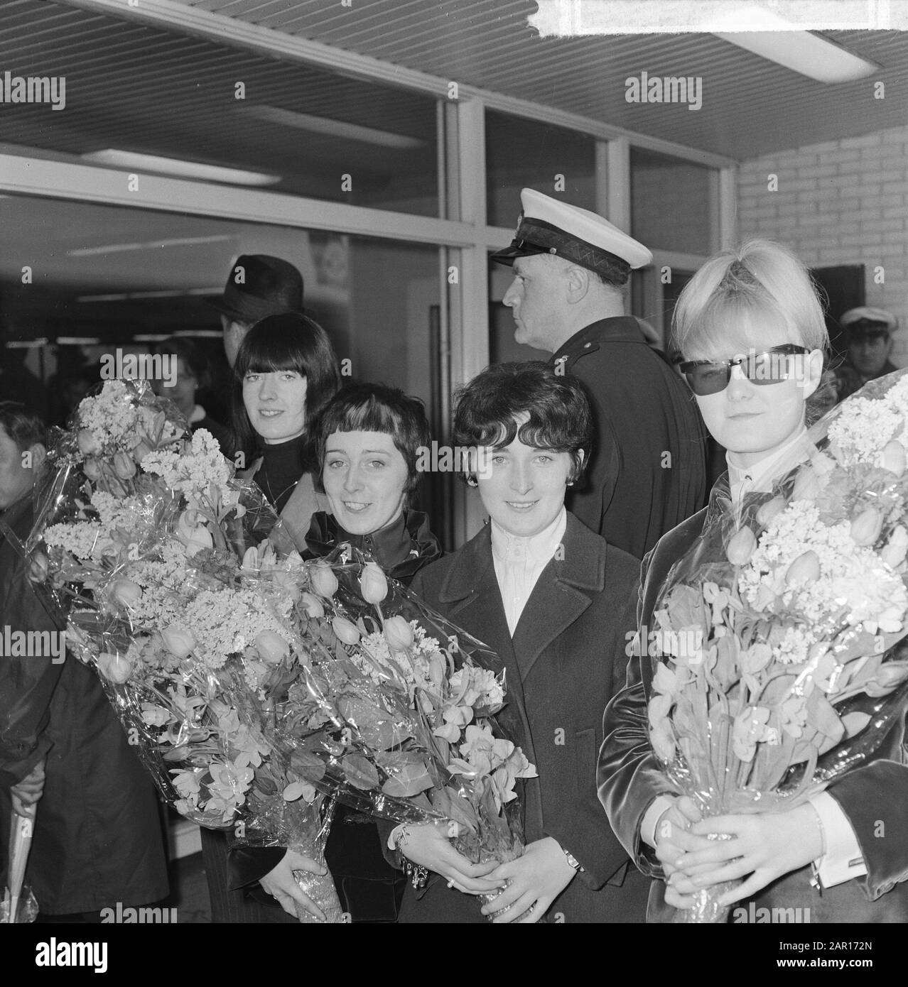Liverbirds (beatgroep) à l'arrivée à Schiphol Date: 10 avril 1965 lieu: Noord-Holland, Schiphol mots clés: Arrivées, groupes de battements Nom personnel: Liverbirds Banque D'Images