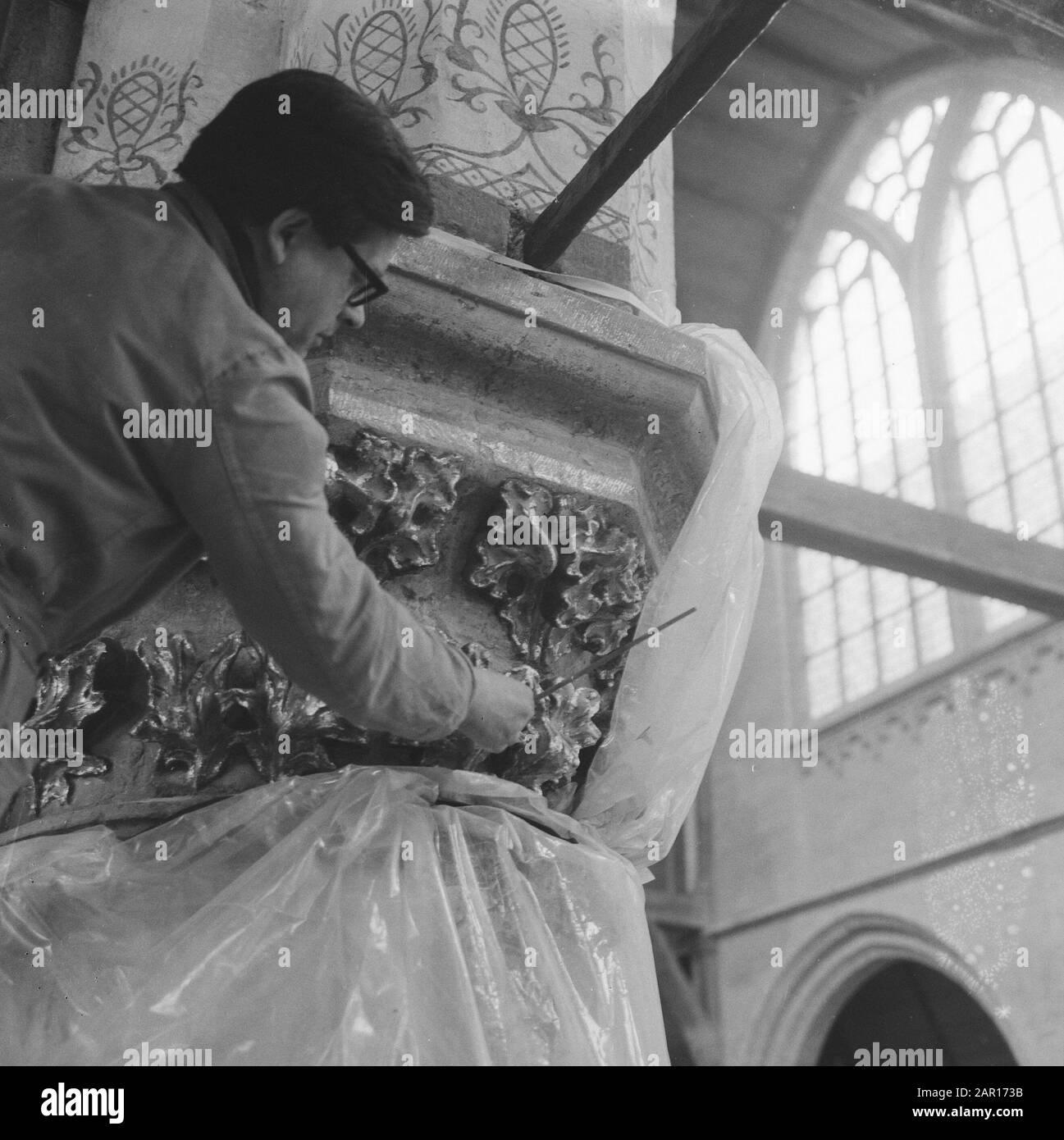 Restauration Oude Kerk à Oudekerksplein, le restaurateur au travail Date : 12 avril 1965 mots clés : églises, restaurateurs, restaurations Banque D'Images