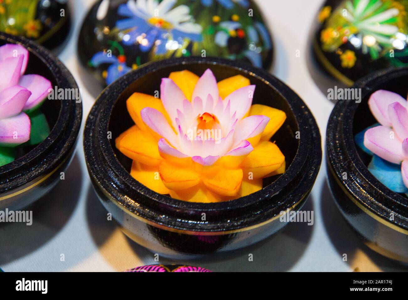 Thaïlande savons de fleurs sculptées à la main dans des boîtes peintes, motifs floraux, marché du dimanche soir de Chiang Mai, Banque D'Images