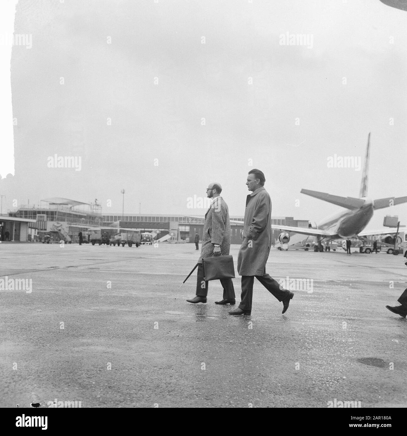 Richard Burton filmant aujourd'hui à l'aéroport de Schiphol, enregistrement de scène sur la plate-forme [enregistrements film The Spy Qui Est Venu du froid] Date: 26 avril 1965 lieu: Noord-Holland, Schiphol mots clés: Acteurs, films, stars de cinéma, aéroports Nom personnel: Burton Richard Banque D'Images