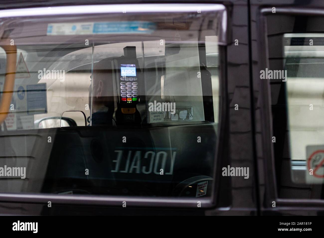 Londres, Royaume-Uni - 1 janvier 2020: Une vue abstraite à travers une fenêtre de taxi à un terminal de banque pour le paiement d'un trajet en taxi à Londres Banque D'Images