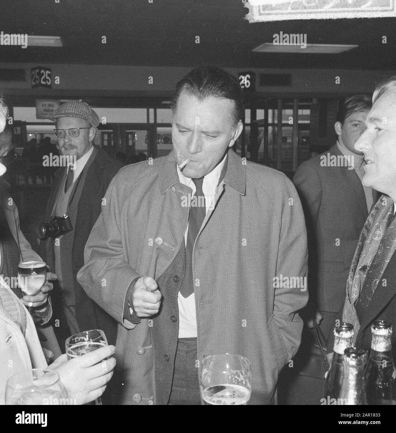 Richard Burton filmant aujourd'hui à Schiphol, juste avant l'enregistrement Richard Burton a bu un rafraîchissement dans la salle d'attente d'arrivée [film d'enregistrement The Spy Qui Est Venu du froid] Date: 26 avril 1965 lieu: Noord-Holland, Schiphol mots clés: Acteurs, films, stars de cinéma, aérodromes Nom personnel: Burton Richard Banque D'Images