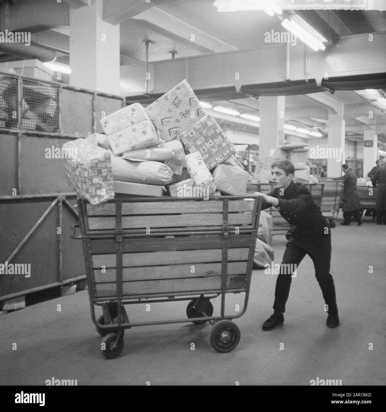 Impression dans le département de poste de colis à Amsterdam, colis sur convoyeur Date: 30 novembre 1964 lieu: Amsterdam, Noord-Holland mots clés: Départements, poste de colis, convoyeurs Banque D'Images
