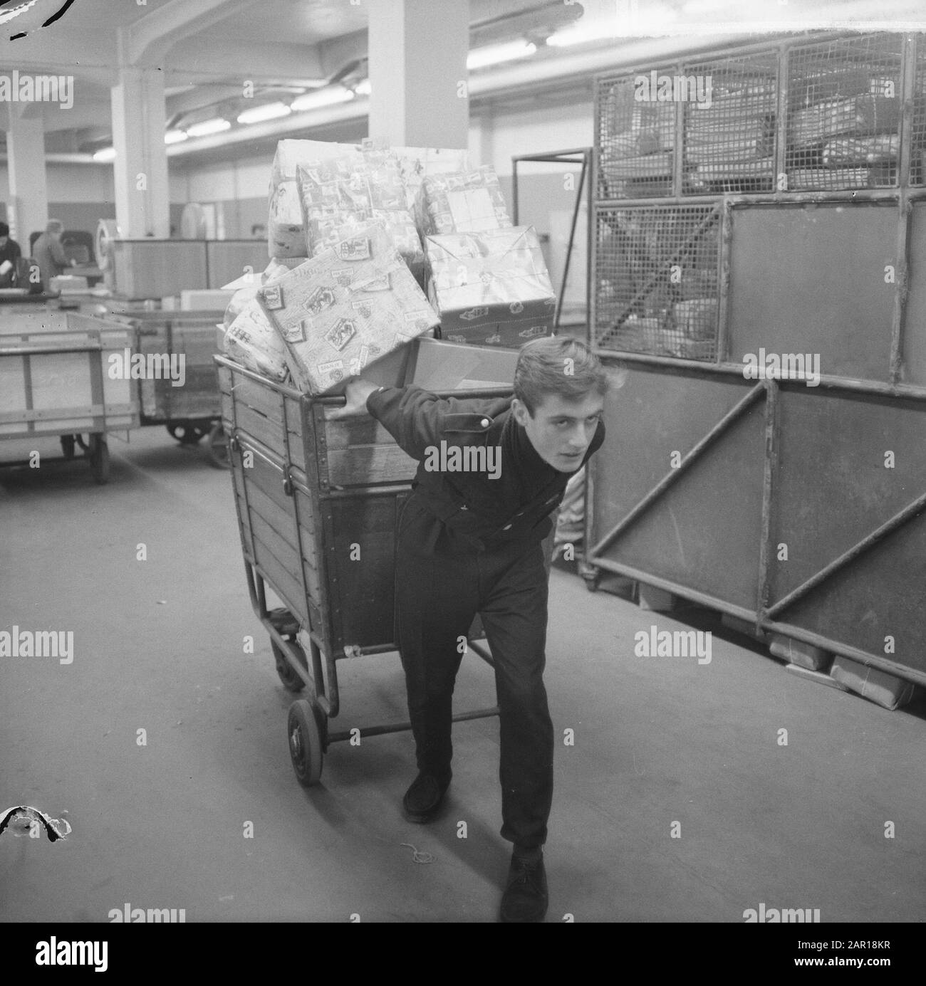 Impression dans le département de poste de colis à Amsterdam, chariots v chargé Date : 30 novembre 1964 lieu : Amsterdam, Noord-Holland mots clés : départements, poste de colis Banque D'Images