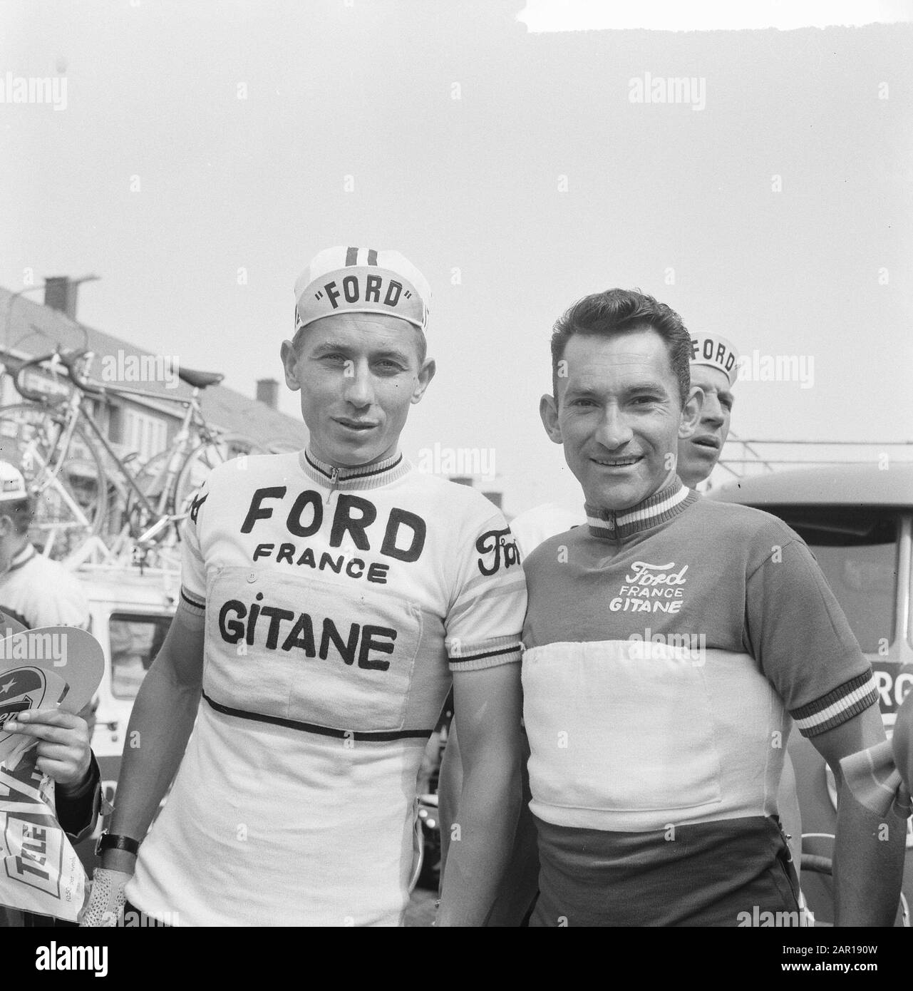 Tour des Pays-Bas, commencer à Amstelveen, Jacques Anquetil (à gauche) et Jean  Stablinski Date: 12 mai 1965 lieu: Amstelveen, Noord-Holland mots clés:  Sport, cyclisme Nom personnel: Anquetil Jacques, Stablinski Jean Nom de