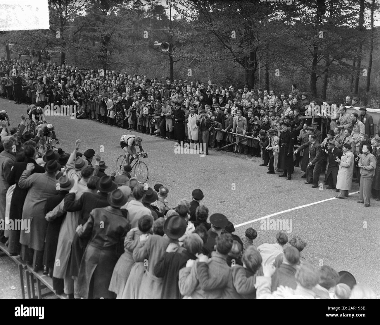 Visite des Pays-Bas 4ème étape Enschede-Apeldoorn Finisch 1 Gerrit Schulte Date: 8 mai 1949 mots clés: Étapes, rondes Nom personnel: Gerrit Schulte Banque D'Images