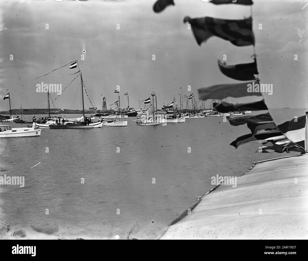 50ème anniversaire flotte nationale de la Reine Wilhelmina Schouw au Binnen- en Buiten-IJ à Amsterdam, des unités de la Marine, des navires de pêche, des yachts et des barges Date : 3 septembre 1948 lieu : Amsterdam, IJ mots clés : anniversaires, maison royale, navires Banque D'Images