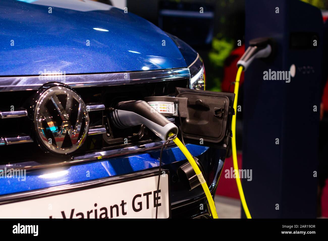 La facturation d'un plug-in Hybrid Volkswagen Passat Variant GTE avec le cordon d'alimentation branché, Prague, Tchéquie, novembre 2019. Banque D'Images