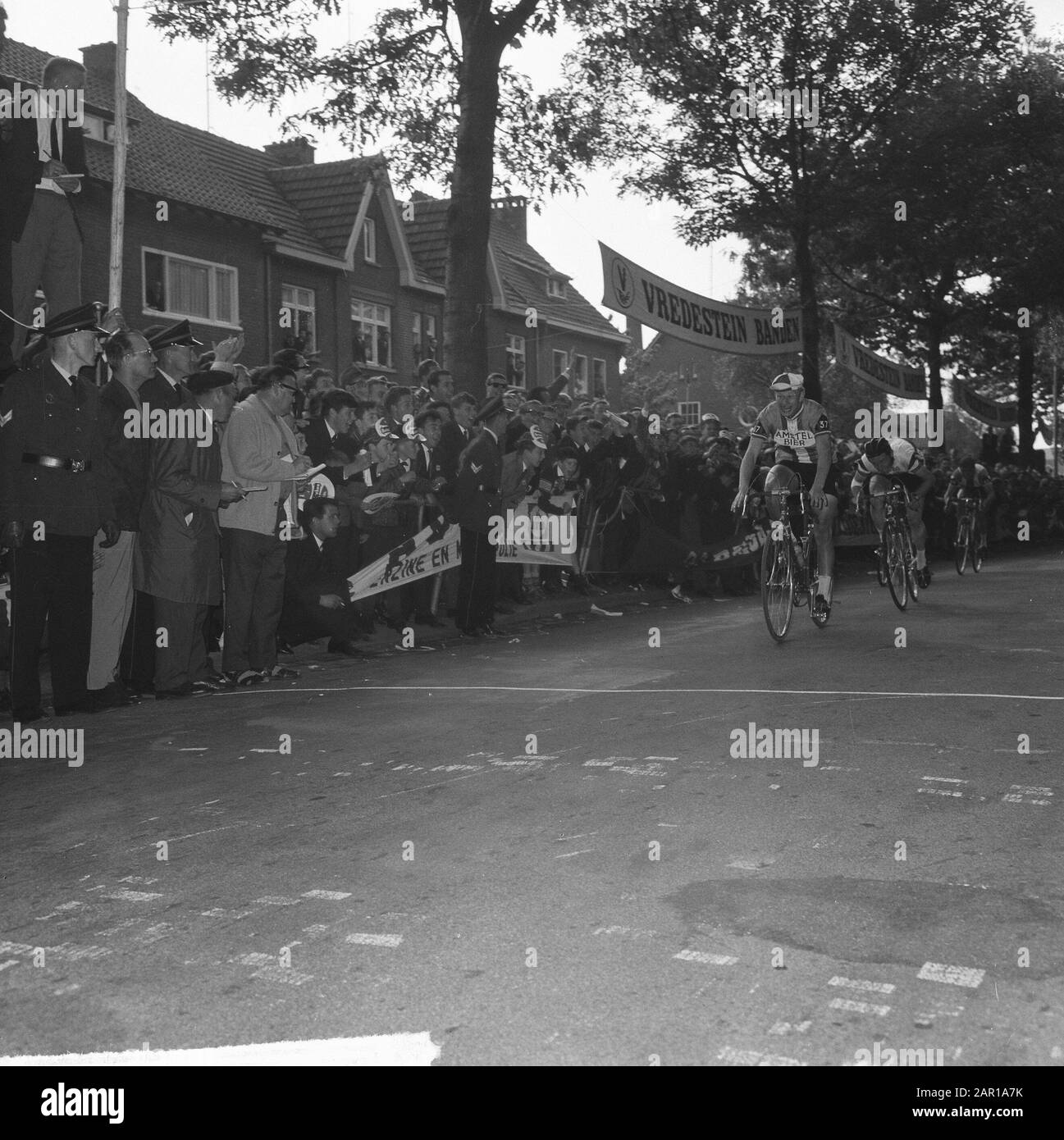 Olympiatoer 1065, Harry Steevens terminera d'abord à Geleen Date: 30 mai 1965 lieu: Geleen mots clés: Finisseurs, cyclistes Nom personnel: Harry Steevens Institutionname: Olympia's round of the Netherlands Banque D'Images