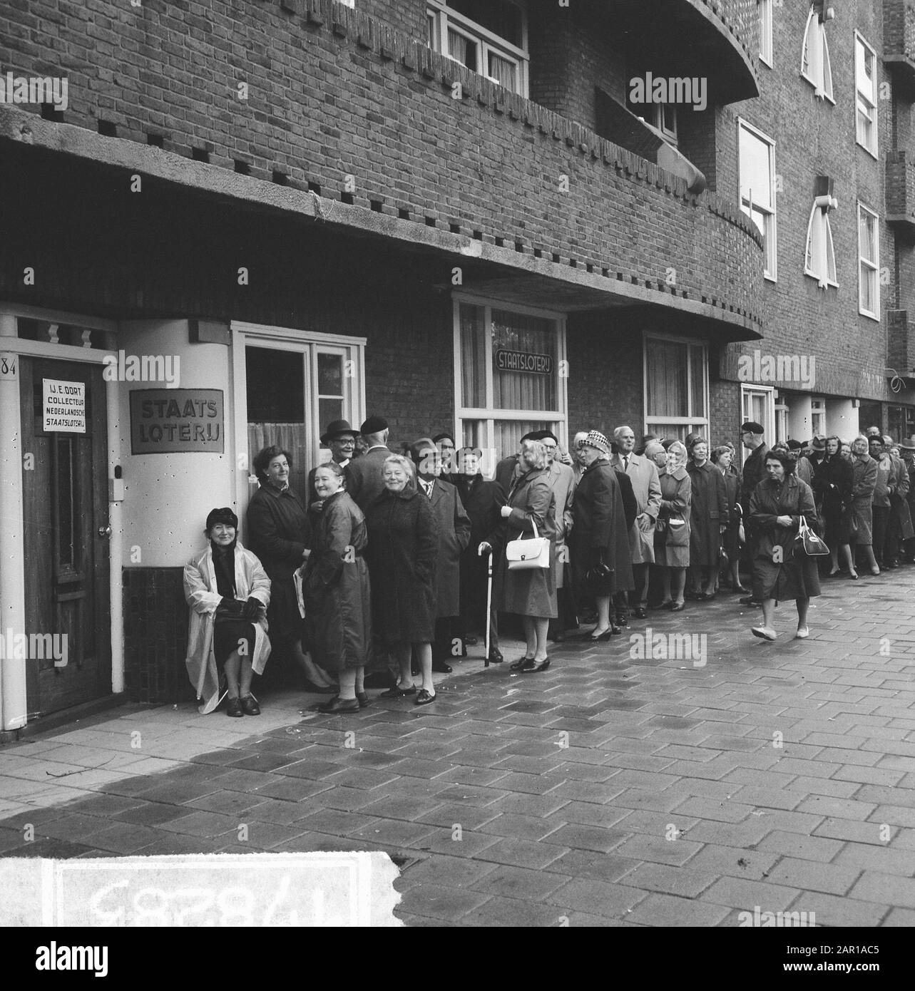 Long queue personnes au bureau de vente Staatsloten op Vrijheidslaan Date: 31 mai 1965 mots clés: Personnes, lignes Banque D'Images
