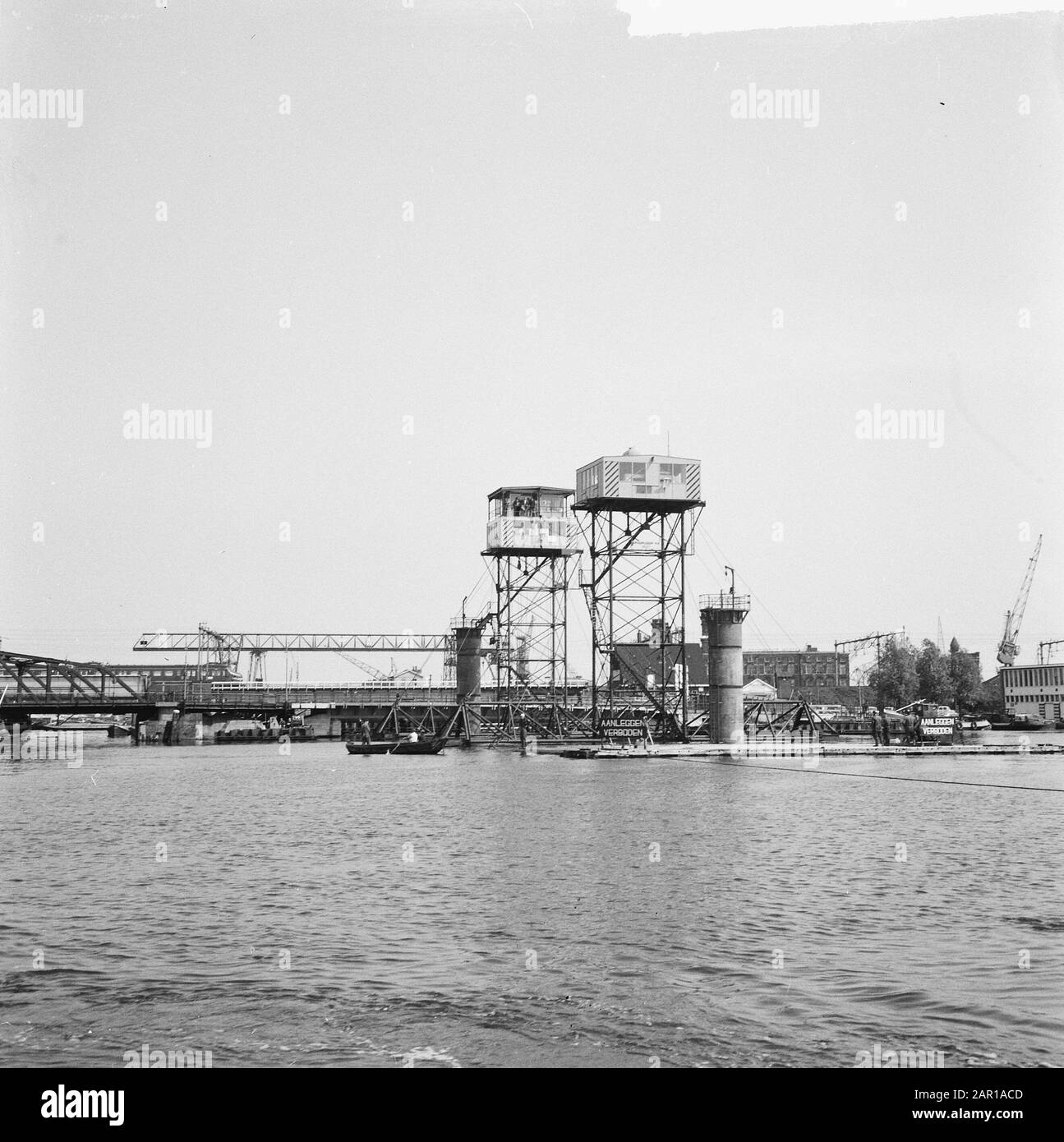 Premier élément pour IJtunnel mis en place à Oosterdok Dijkgracht Date: 1 juin 1965 lieu: Oosterdok mots clés: Construction du tunnel Nom de l'établissement: IJ-tunnel Banque D'Images