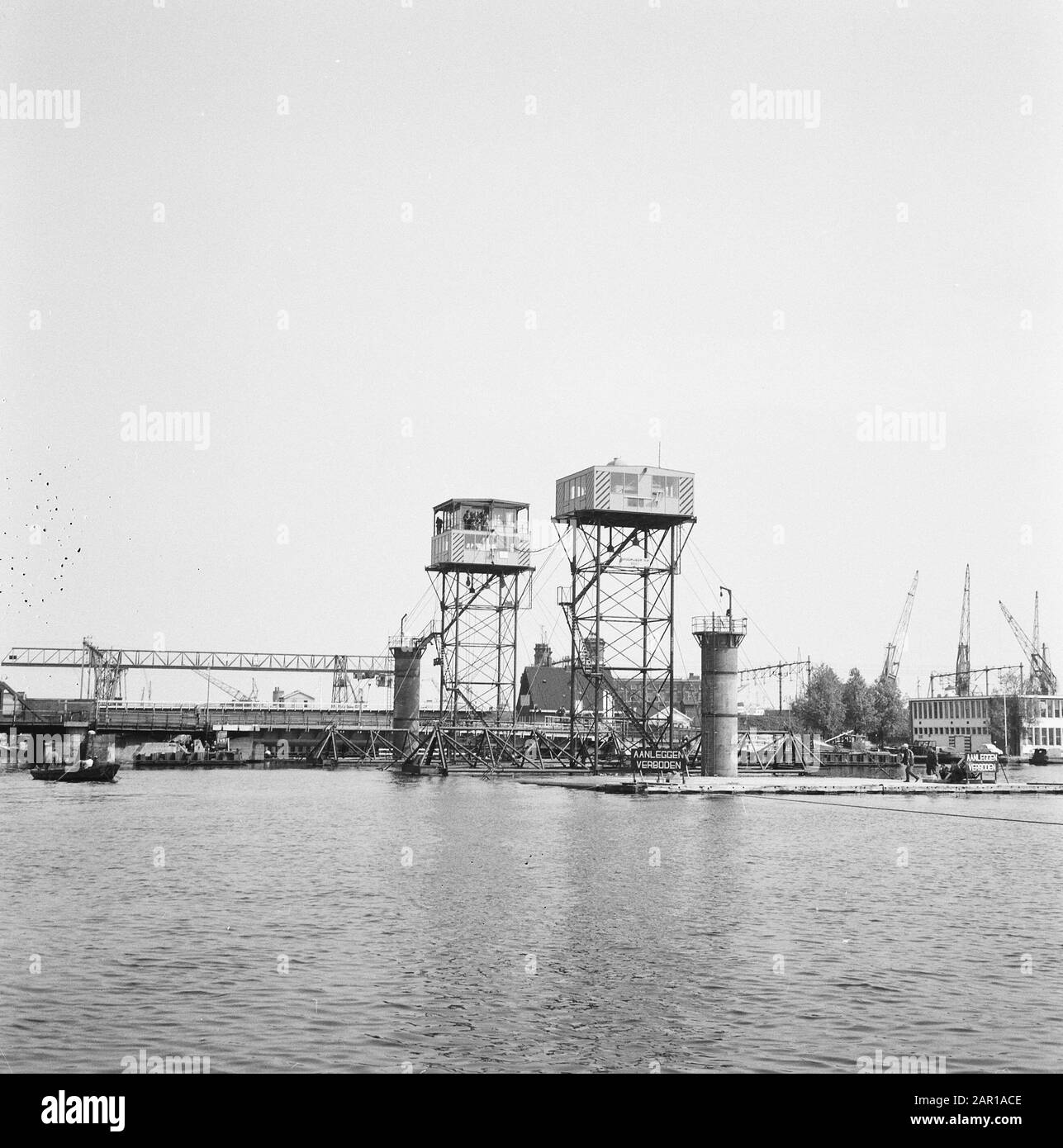 Premier élément pour IJtunnel mis en place à Oosterdok Dijkgracht Date: 1 juin 1965 lieu: Oosterdok mots clés: Construction du tunnel Nom de l'établissement: IJ-tunnel Banque D'Images