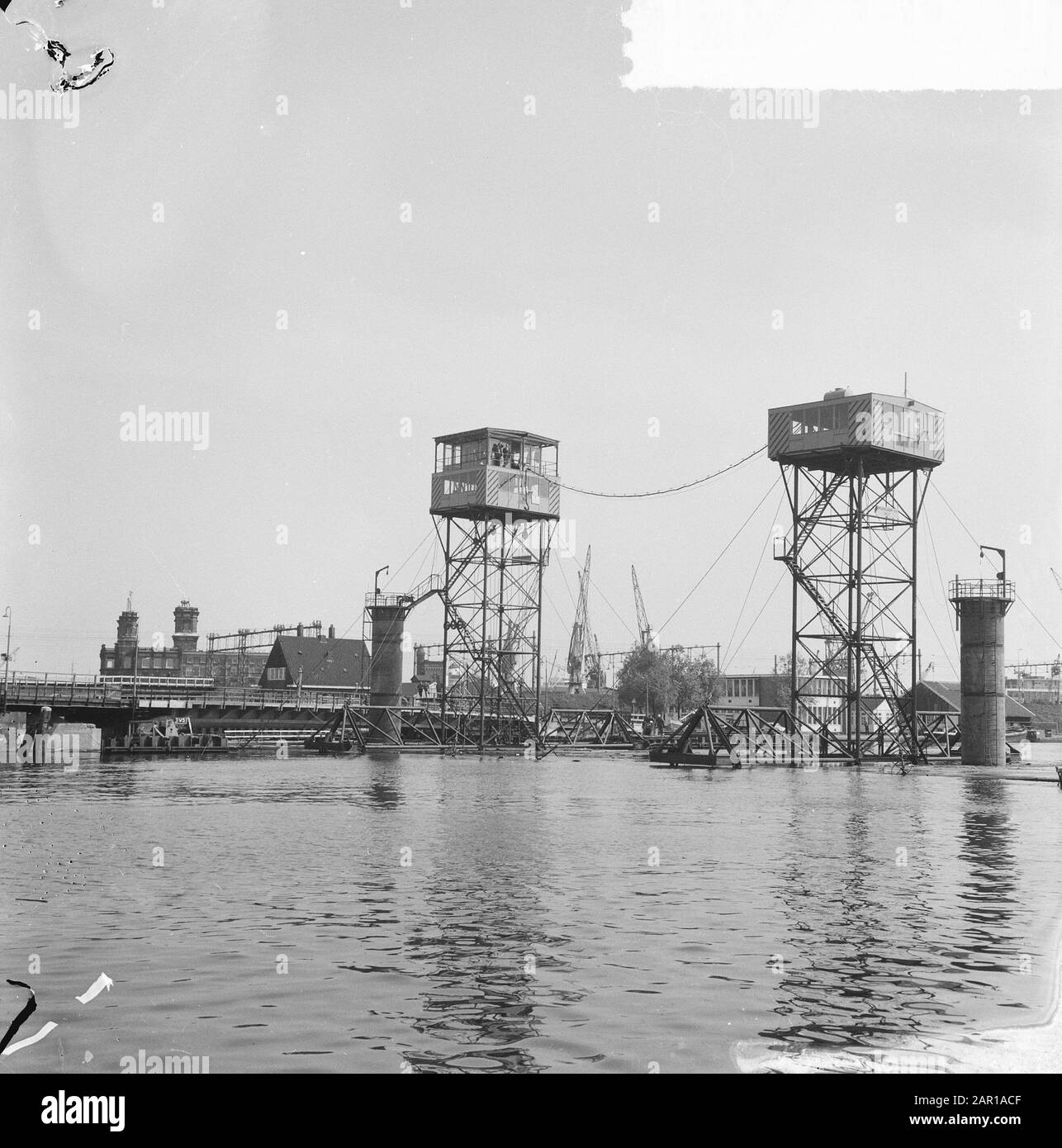 Premier élément pour IJtunnel mis en place à Oosterdok Dijkgracht Date: 1 juin 1965 lieu: Oosterdok mots clés: Construction du tunnel Nom de l'établissement: IJ-tunnel Banque D'Images