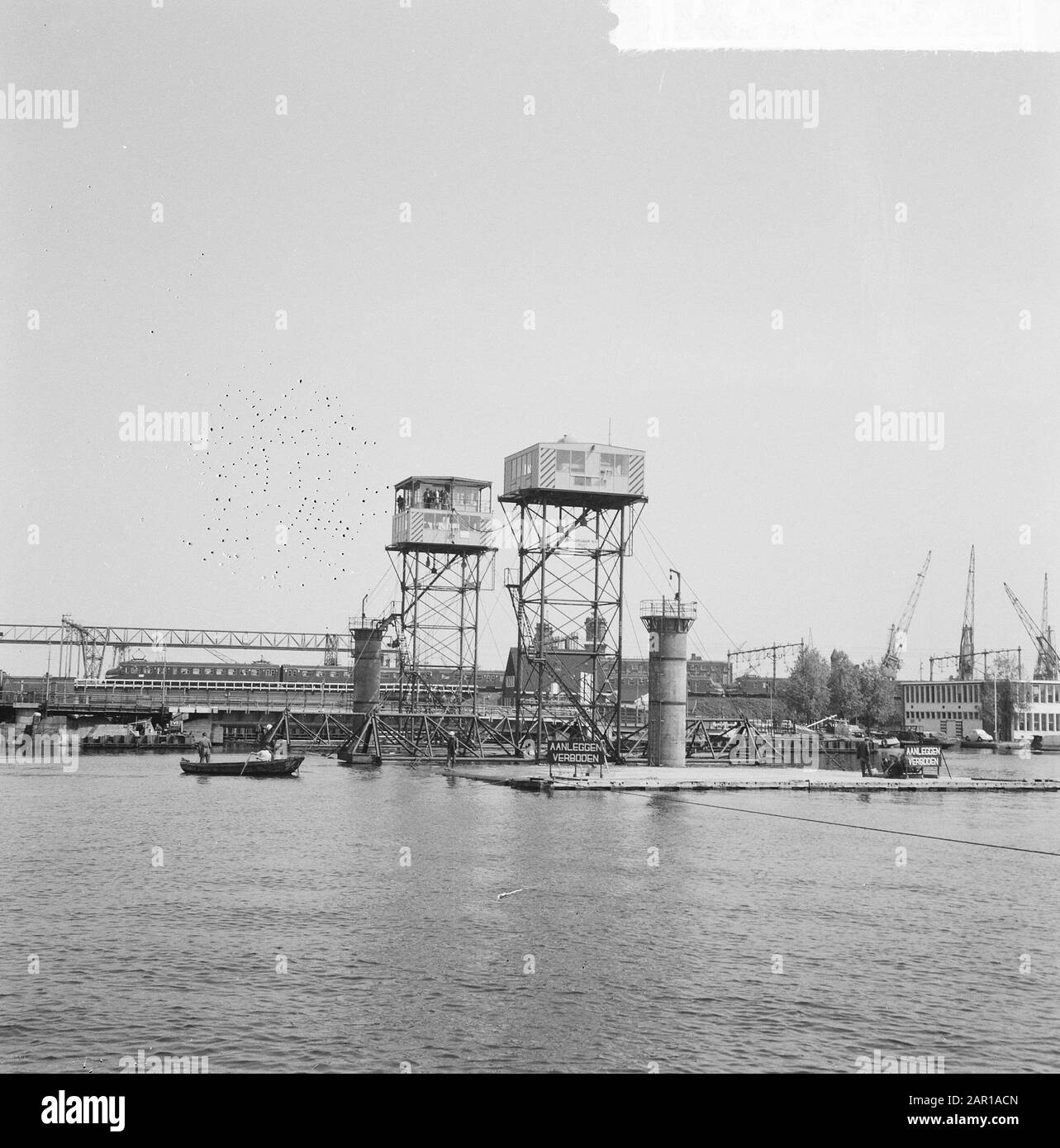 Premier élément pour IJtunnel mis en place à Oosterdok Dijkgracht Date: 1 juin 1965 lieu: Oosterdok mots clés: Construction du tunnel Nom de l'établissement: IJ-tunnel Banque D'Images