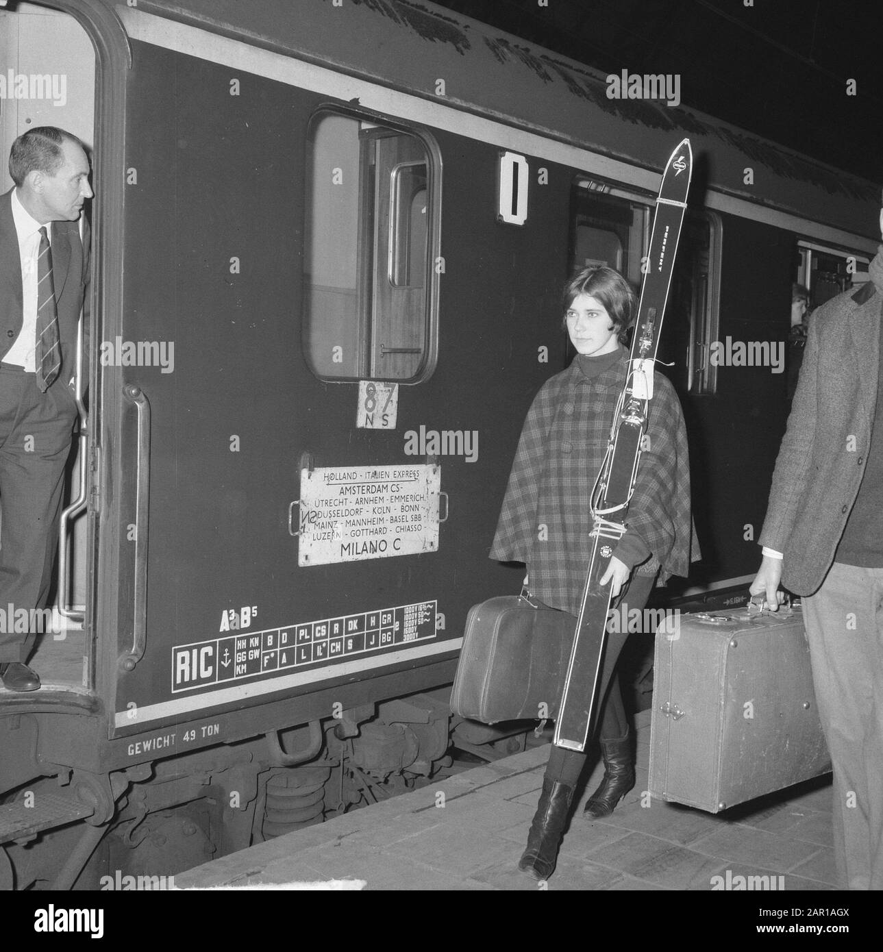 Trains de Noël supplémentaires pour les sports d'hiver, début du voyage Date : 18 décembre 1964 mots clés : Wintersport Banque D'Images