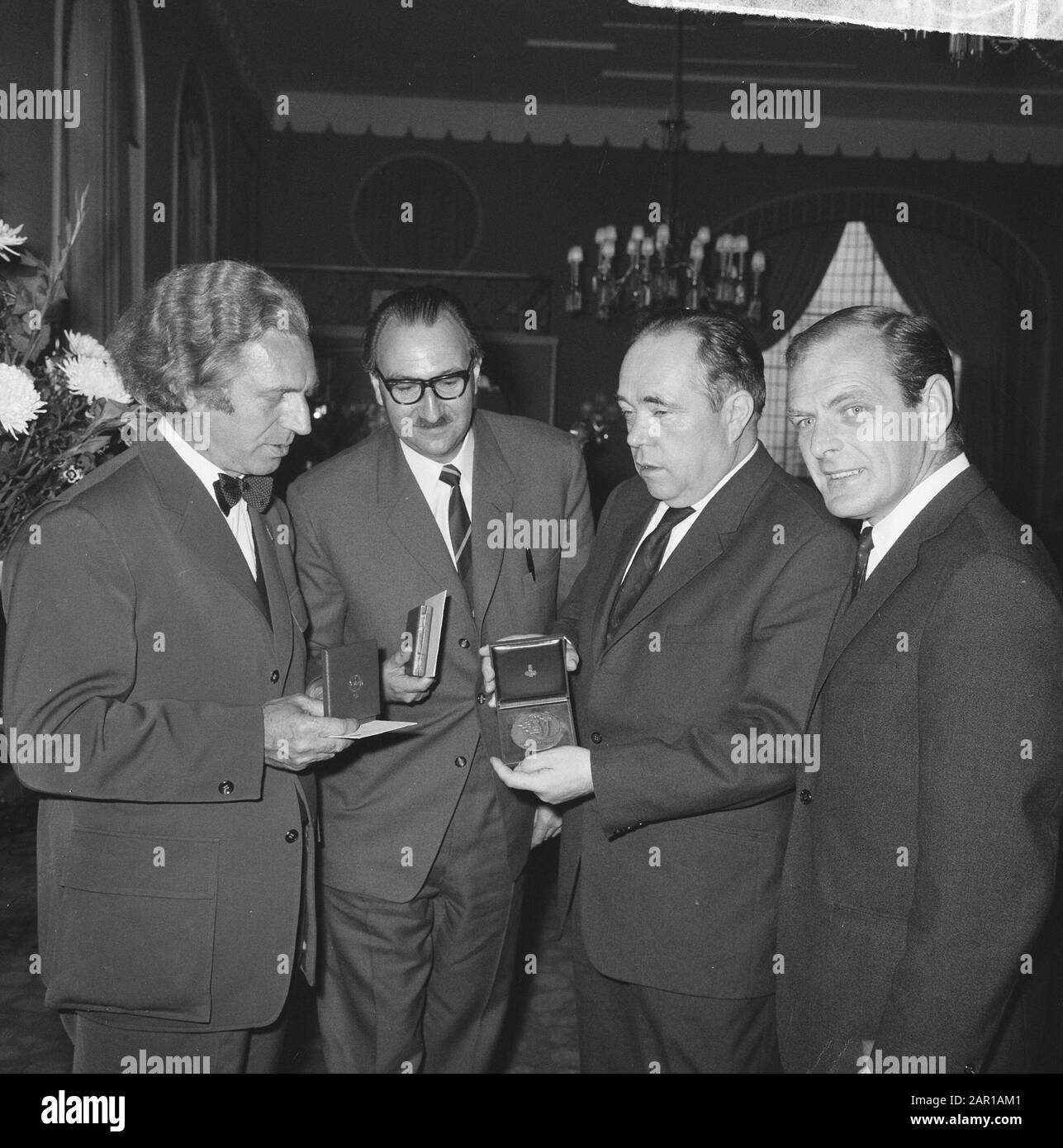 Lauréats ANWB prix 1965 à la Haye, de l.n.n. Herman van der Horst, Hans Wiersma, Mathieu Smedts et Nico van Vliet Date : 2 juin 1965 lieu : la Haye, Zuid-Holland mots clés : Winnaars, prix Nom de l'institution : ANWB Banque D'Images