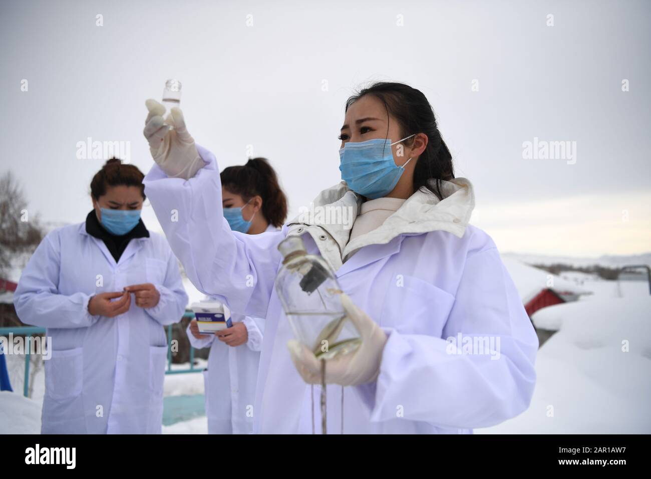 Altay, La Région Autonome Du Xinjiang Uygur En Chine. 25 janvier 2020. Zhang Yao, un technicien de laboratoire, travaille dans une compagnie d'approvisionnement en eau à Altay, dans la région autonome Xinjiang Uygur du nord-ouest de la Chine, le 25 janvier 2020. Le premier jour de la nouvelle année lunaire chinoise, beaucoup de gens ont choisi de remplir leur devoir sur leurs postes. Crédit: Sadate/Xinhua/Alay Live News Banque D'Images