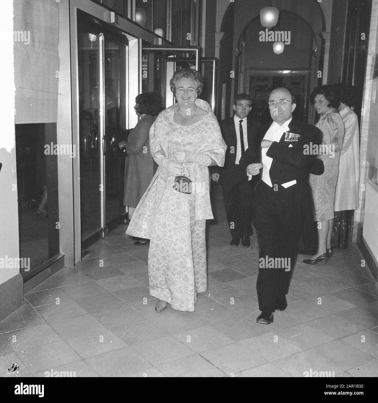 Holland Festival 1965, concert de gala dans le Concertgebouw arrivée ministre président Cals et épouse Date: 15 juin 1965 mots clés: CONCERT BUILDINGS, WELCOS, arrivées, festivals Nom personnel: CAL, JO Banque D'Images